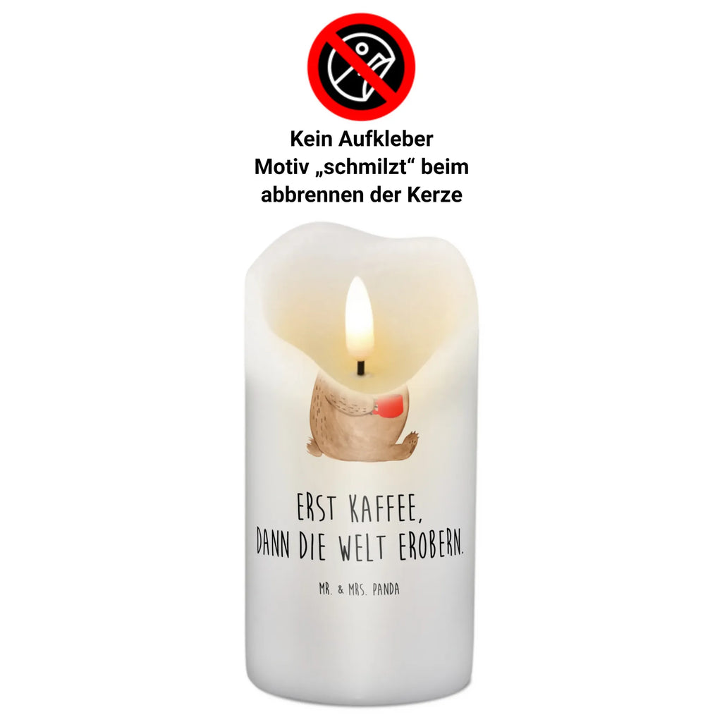 Kerze Bär Kaffee Tischkerze, Geburtstagskerze, Osterkerze, Bedruckte Kerze, Gartenkerze, Handgemachte Kerze, Dekorative Kerze, Geburtskerze, Dekokerze, Kerze Mit Motiv, Erinnerungslicht, Adventskerze, Grosse Kerze, Blockkerze, Weihnachtskerze, Dinnerkerze, Wunschkerze, Laternenkerze, Schmuckkerze, Erinnerungskerze, Zylinderkerze, Hochzeitskerze, Kommunionskerze, Tafelkerze, Wachskerze, Kerze Mit Spruch, Stumpenkerze, Teddybär, Teddy, Bär, Morgenroutine, Coffee, Guten Morgen, Kaffee, Welt Erobern, Welt Retten, Motivation, Bären