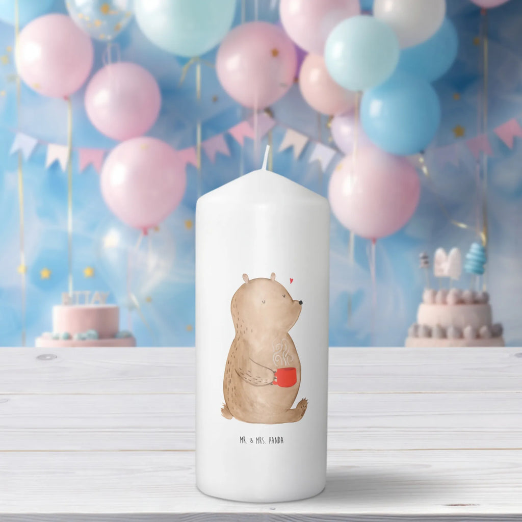 Kerze Bär Kaffee Tischkerze, Geburtstagskerze, Osterkerze, Bedruckte Kerze, Gartenkerze, Handgemachte Kerze, Dekorative Kerze, Geburtskerze, Dekokerze, Kerze Mit Motiv, Erinnerungslicht, Adventskerze, Grosse Kerze, Blockkerze, Weihnachtskerze, Dinnerkerze, Wunschkerze, Laternenkerze, Schmuckkerze, Erinnerungskerze, Zylinderkerze, Hochzeitskerze, Kommunionskerze, Tafelkerze, Wachskerze, Kerze Mit Spruch, Stumpenkerze, Teddybär, Teddy, Bär, Morgenroutine, Coffee, Guten Morgen, Kaffee, Welt Erobern, Welt Retten, Motivation, Bären