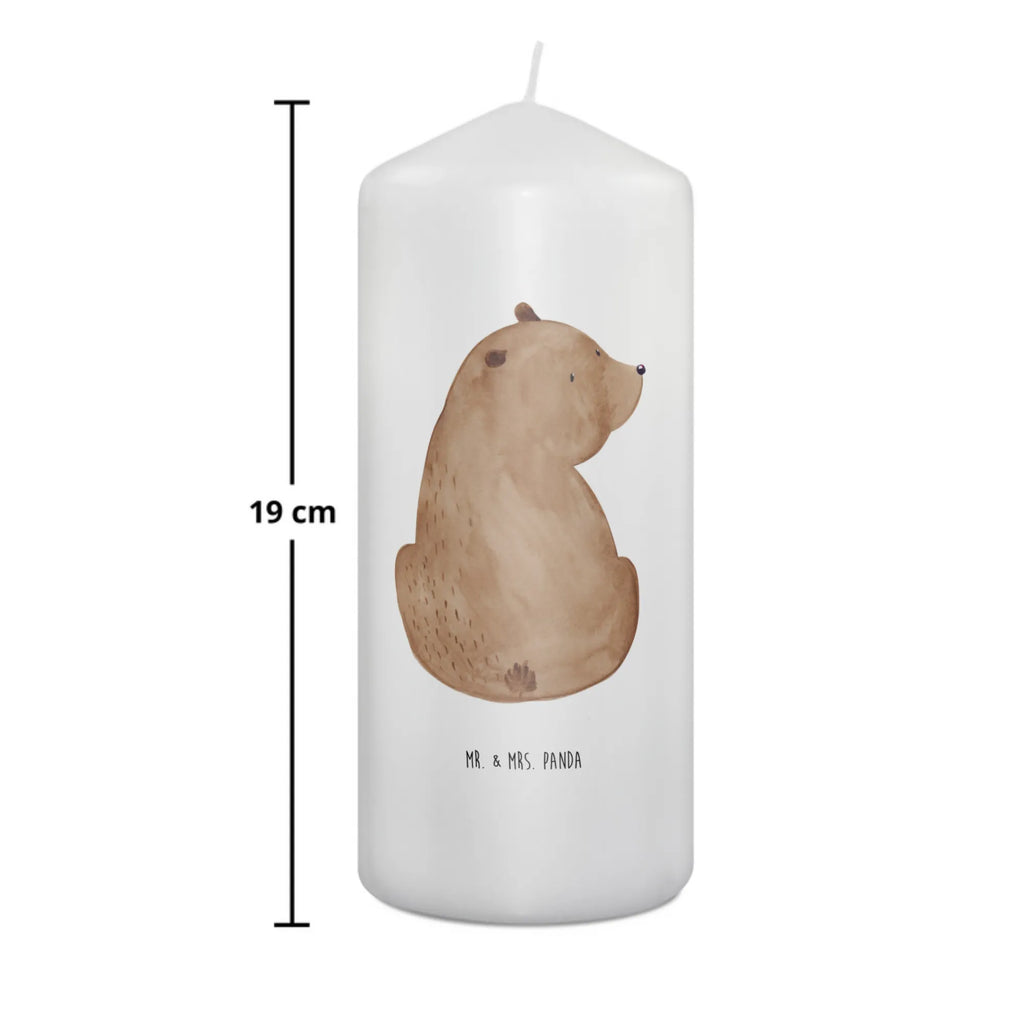 Kerze Bär Schulterblick Kommunionskerze, Dinnerkerze, Erinnerungskerze, Laternenkerze, Geburtstagskerze, Stumpenkerze, Kerze Mit Motiv, Wunschkerze, Weihnachtskerze, Blockkerze, Handgemachte Kerze, Zylinderkerze, Tischkerze, Dekorative Kerze, Kerze Mit Spruch, Erinnerungslicht, Gartenkerze, Adventskerze, Grosse Kerze, Schmuckkerze, Tafelkerze, Hochzeitskerze, Wachskerze, Bedruckte Kerze, Dekokerze, Geburtskerze, Osterkerze, Teddybär, Teddy, Bär, Bärenliebe, Weisheit, Weltansicht, Selbstachtung, Motivation, Bären