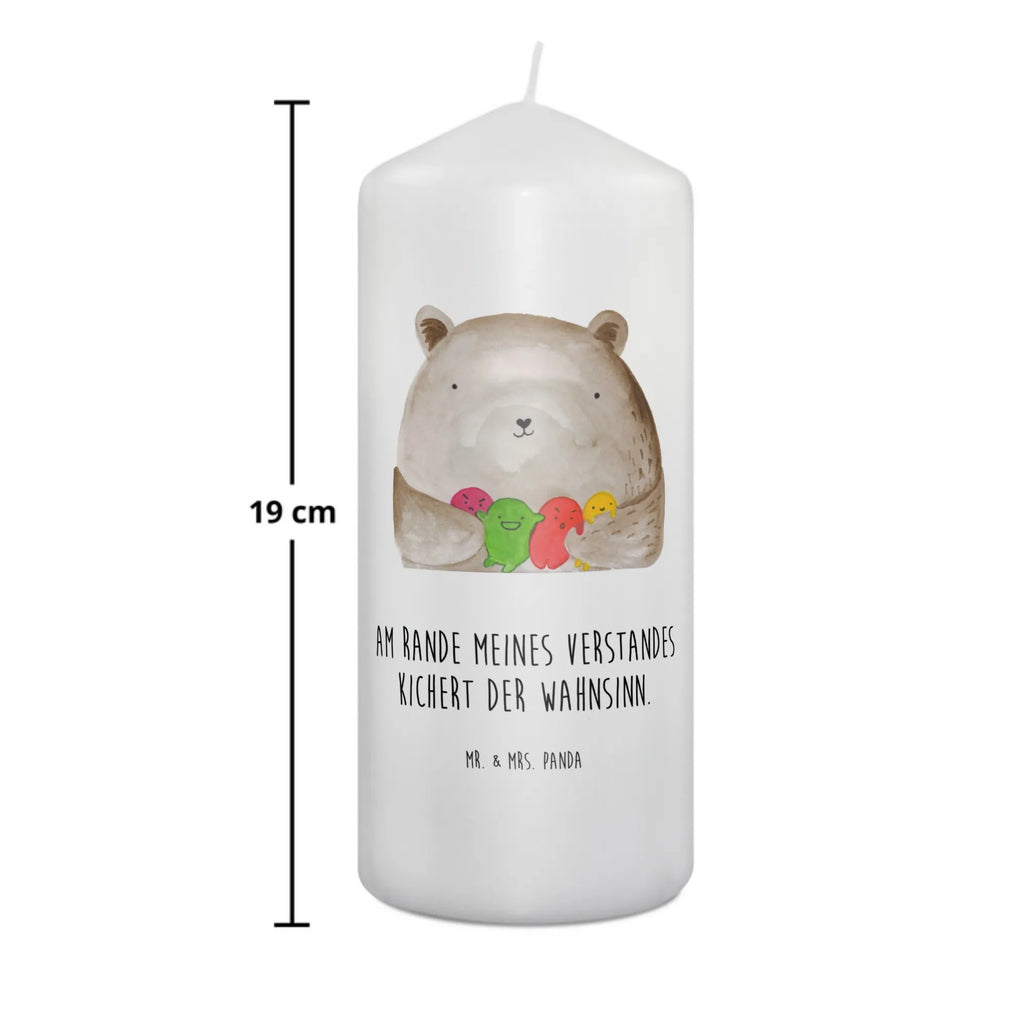 Kerze Bär Gefühl Schmuckkerze, Osterkerze, Erinnerungslicht, Tischkerze, Kommunionskerze, Bedruckte Kerze, Grosse Kerze, Dekokerze, Hochzeitskerze, Dinnerkerze, Laternenkerze, Tafelkerze, Stumpenkerze, Erinnerungskerze, Handgemachte Kerze, Weihnachtskerze, Dekorative Kerze, Adventskerze, Blockkerze, Gartenkerze, Wachskerze, Zylinderkerze, Wunschkerze, Geburtskerze, Geburtstagskerze, Kerze Mit Motiv, Kerze Mit Spruch, Teddybär, Teddy, Bär, Durchgedreht, Wahnsinn, Verrückt