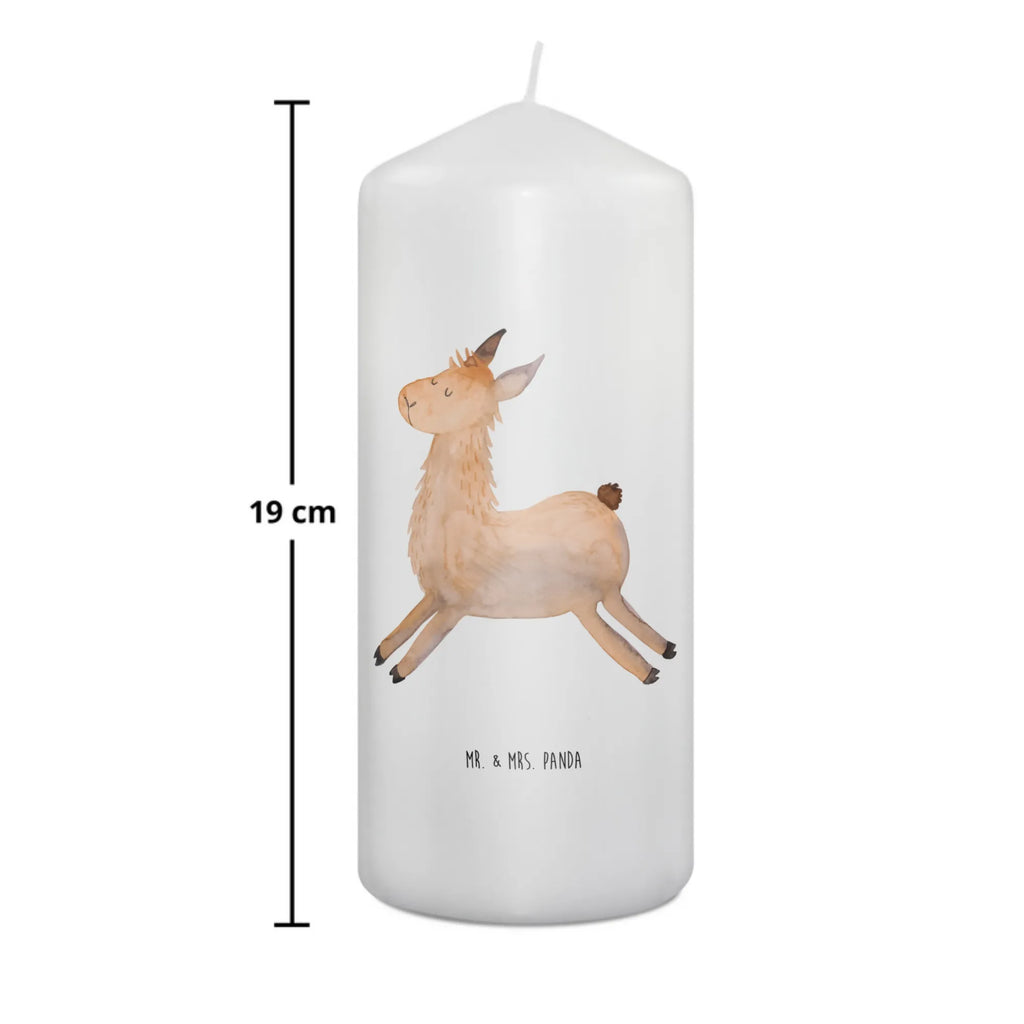 Kerze Lama Springen Kerze Mit Spruch, Blockkerze, Erinnerungslicht, Adventskerze, Handgemachte Kerze, Bedruckte Kerze, Kerze Mit Motiv, Laternenkerze, Geburtskerze, Wachskerze, Geburtstagskerze, Kommunionskerze, Weihnachtskerze, Stumpenkerze, Wunschkerze, Schmuckkerze, Dekorative Kerze, Zylinderkerze, Dekokerze, Erinnerungskerze, Tafelkerze, Gartenkerze, Hochzeitskerze, Grosse Kerze, Dinnerkerze, Osterkerze, Tischkerze, Alpaka, Lama, Lamas, Happy Day, Fröhlich, Neustart, Abitur, Prüfung, Start, Lieblingstag, Guten Morgen, Freundin, Liebeskummer, Glück