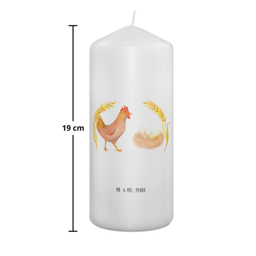 Kerze Huhn Stolz Grosse Kerze, Blockkerze, Wunschkerze, Hochzeitskerze, Dekorative Kerze, Schmuckkerze, Weihnachtskerze, Tischkerze, Geburtstagskerze, Gartenkerze, Tafelkerze, Zylinderkerze, Geburtskerze, Handgemachte Kerze, Kerze Mit Spruch, Bedruckte Kerze, Wachskerze, Kommunionskerze, Dinnerkerze, Stumpenkerze, Dekokerze, Kerze Mit Motiv, Erinnerungslicht, Laternenkerze, Osterkerze, Erinnerungskerze, Adventskerze, Landwirtin, Bauernhof, Hoftiere, Landwirt, Landleben, Motivation, Schwangerschaft, Henne, Spruch, Hof, Hühner, Magie, Geburt, Hahn, Eier