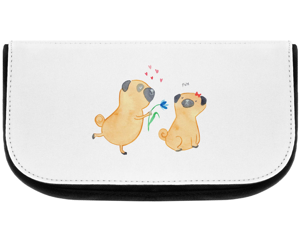 Kosmetiktasche Mops Verliebt Kulturtasche, Toilettentasche, kosmetik beutel, Kosmetiktasche, reise kosmetiktasche, Waschtasche, Schminktäschchen, Waschbeutel, kosmetiktäschchen, kulturtäschchen, toilettenbeutel, Organizer Tasche, utensilientasche, kleines Täschchen, Beauty Bag, Kulturbeutel, Schminktasche, beauty tasche, bad tasche, Make-Up Bag, Schminkbeutel, Beautybag, zubehörtasche, beauty case, Necessaire, hygiene tasche, Reisenecessaires, reiseschminktasche, Hunderasse, Hundebesitzer, Sprüche, Hundemotiv, Haustier, Tierliebhaber, Hund, Liebe, Möpse, Verliebt, Mops, Geschenk Freund, Liebesspruch. Verlobt, Partner, Hundeliebe