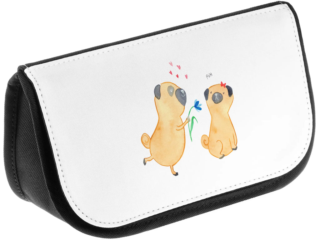Kosmetiktasche Mops Verliebt Kulturtasche, Toilettentasche, kosmetik beutel, Kosmetiktasche, reise kosmetiktasche, Waschtasche, Schminktäschchen, Waschbeutel, kosmetiktäschchen, kulturtäschchen, toilettenbeutel, Organizer Tasche, utensilientasche, kleines Täschchen, Beauty Bag, Kulturbeutel, Schminktasche, beauty tasche, bad tasche, Make-Up Bag, Schminkbeutel, Beautybag, zubehörtasche, beauty case, Necessaire, hygiene tasche, Reisenecessaires, reiseschminktasche, Hunderasse, Hundebesitzer, Sprüche, Hundemotiv, Haustier, Tierliebhaber, Hund, Liebe, Möpse, Verliebt, Mops, Geschenk Freund, Liebesspruch. Verlobt, Partner, Hundeliebe
