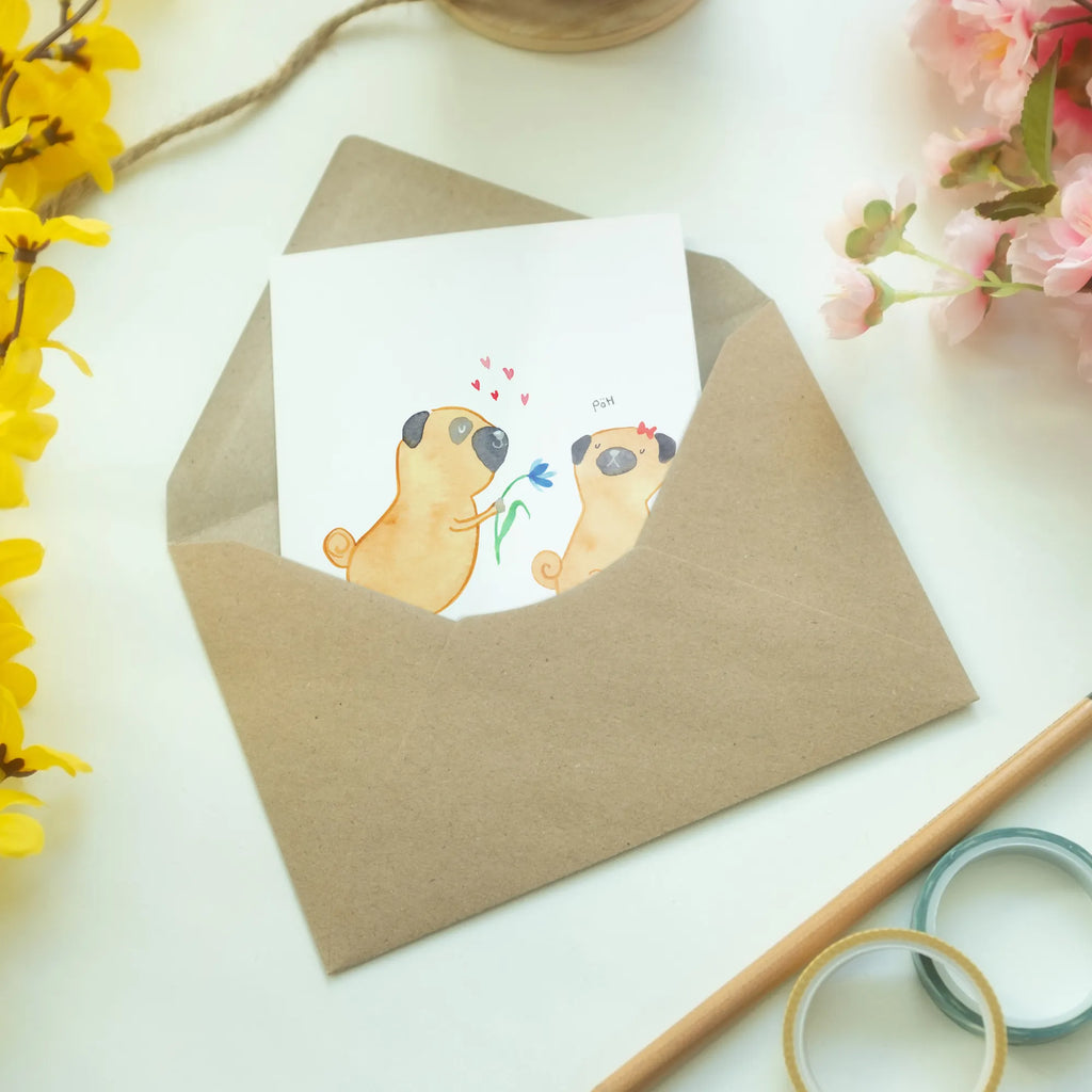 Greetings card pug In love hochzeitskarten, einladungskarten, Grußkarten, vatertagskarte, abiturkarte, weihnachtskarten, kommunionskarte, jubiläumskarte, Beileidskarte, dankeskarten, valentinstagskarte, Motivkarte, neujahrskarte, firmungskarte, Glückwunschkarte, osterkarte, Grußkarte, glückwunschkarten, babykarte, spruchkarte, genesungskarte, Klappkarte, osterkarten, Hunderasse, Hundebesitzer, Sprüche, Hundemotiv, Haustier, Tierliebhaber, Hund, Geschenk Freund, Möpse, Partner, Liebe, Liebesspruch. Verlobt, Verliebt, Mops, Hundeliebe