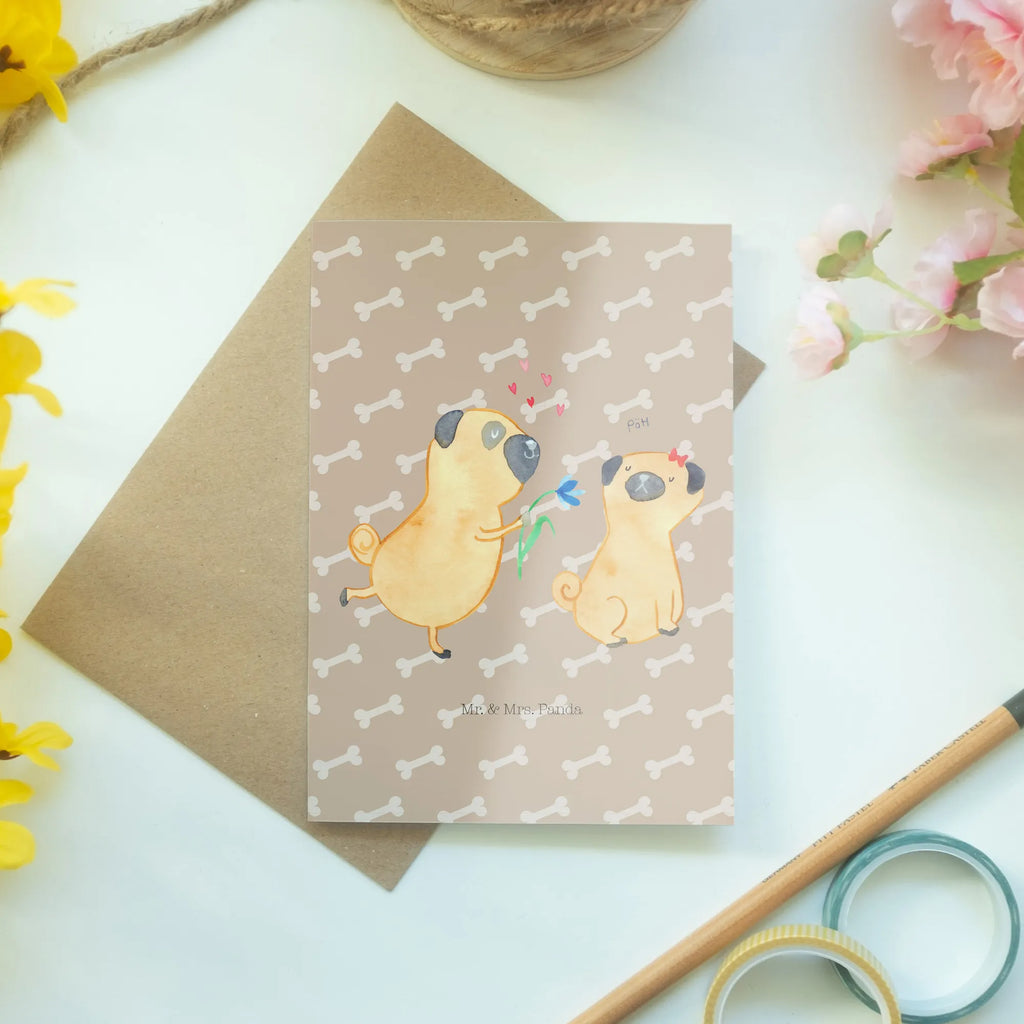 Greetings card pug In love hochzeitskarten, einladungskarten, Grußkarten, vatertagskarte, abiturkarte, weihnachtskarten, kommunionskarte, jubiläumskarte, Beileidskarte, dankeskarten, valentinstagskarte, Motivkarte, neujahrskarte, firmungskarte, Glückwunschkarte, osterkarte, Grußkarte, glückwunschkarten, babykarte, spruchkarte, genesungskarte, Klappkarte, osterkarten, Hunderasse, Hundebesitzer, Sprüche, Hundemotiv, Haustier, Tierliebhaber, Hund, Geschenk Freund, Möpse, Partner, Liebe, Liebesspruch. Verlobt, Verliebt, Mops, Hundeliebe