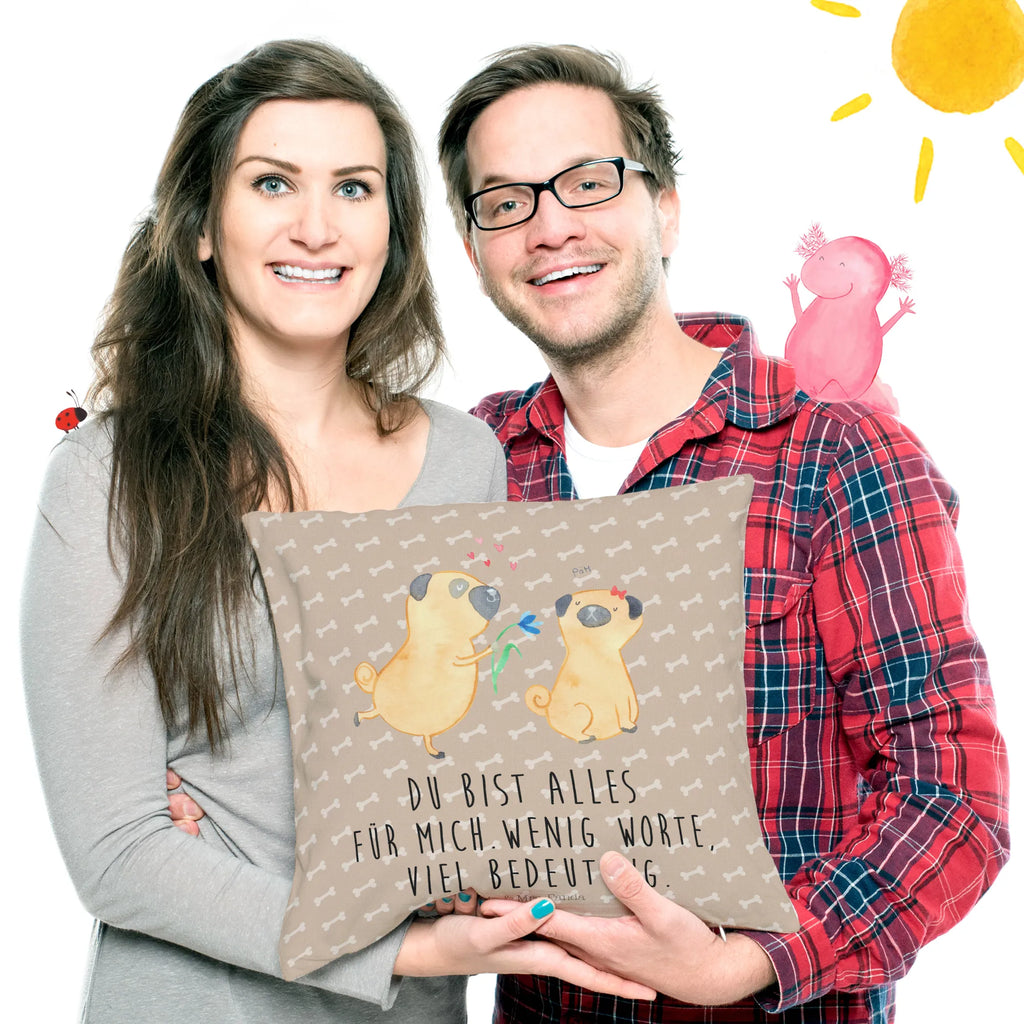 Cushion pug In love kissen für couch, zier kissen, Couchkissen, kuschelkissen 40x40, Kopfkissen 40x40, Dekokissen, Sofakissen, Mikrofaser Kissen, couch kissen, microfaser dekokissen, deko kissen, Dekokissen 40x40, Kopfkissen, Sofakissen 40x40, wohnzimmer kissen, zierkissen 40x40, kissen 40 x 40, Polsterkissen, Kuschelkissen, microfaser kopfkissen, couchkissen 40x40, kissen für sofa, wurfkissen, Kissen 40x40, Motivkissen, microfaser zierkissen, sofa kissen, microfaser sofakissen, kuschel kissen, Zierkissen, 40 X 40 Kissen, Dekokissen Sofa, 40x40 kissen, kissen mikrofaser, Kissen, Hunderasse, Hundebesitzer, Sprüche, Hundemotiv, Haustier, Tierliebhaber, Hund, Liebe, Möpse, Mops, Verliebt, Hundeliebe, Partner, Geschenk Freund, Liebesspruch. Verlobt