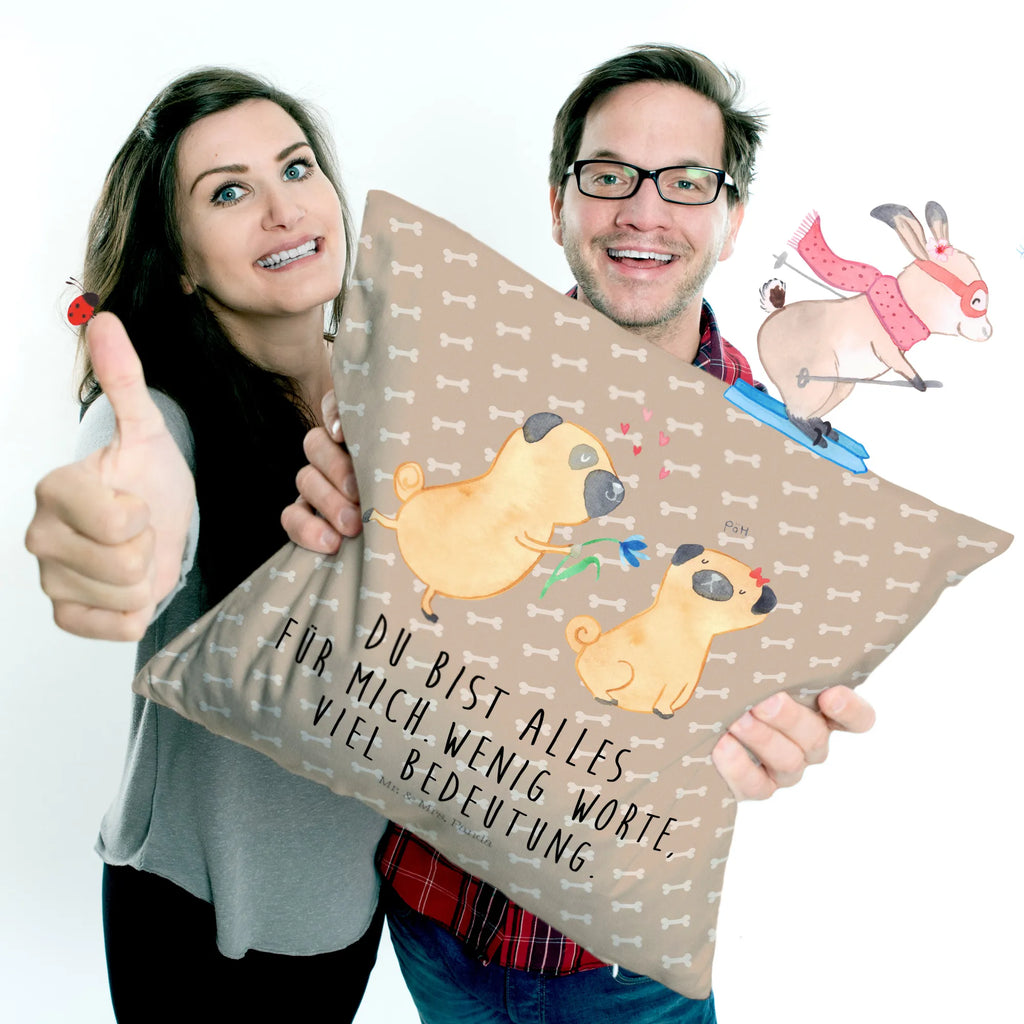 Cushion pug In love kissen für couch, zier kissen, Couchkissen, kuschelkissen 40x40, Kopfkissen 40x40, Dekokissen, Sofakissen, Mikrofaser Kissen, couch kissen, microfaser dekokissen, deko kissen, Dekokissen 40x40, Kopfkissen, Sofakissen 40x40, wohnzimmer kissen, zierkissen 40x40, kissen 40 x 40, Polsterkissen, Kuschelkissen, microfaser kopfkissen, couchkissen 40x40, kissen für sofa, wurfkissen, Kissen 40x40, Motivkissen, microfaser zierkissen, sofa kissen, microfaser sofakissen, kuschel kissen, Zierkissen, 40 X 40 Kissen, Dekokissen Sofa, 40x40 kissen, kissen mikrofaser, Kissen, Hunderasse, Hundebesitzer, Sprüche, Hundemotiv, Haustier, Tierliebhaber, Hund, Liebe, Möpse, Mops, Verliebt, Hundeliebe, Partner, Geschenk Freund, Liebesspruch. Verlobt
