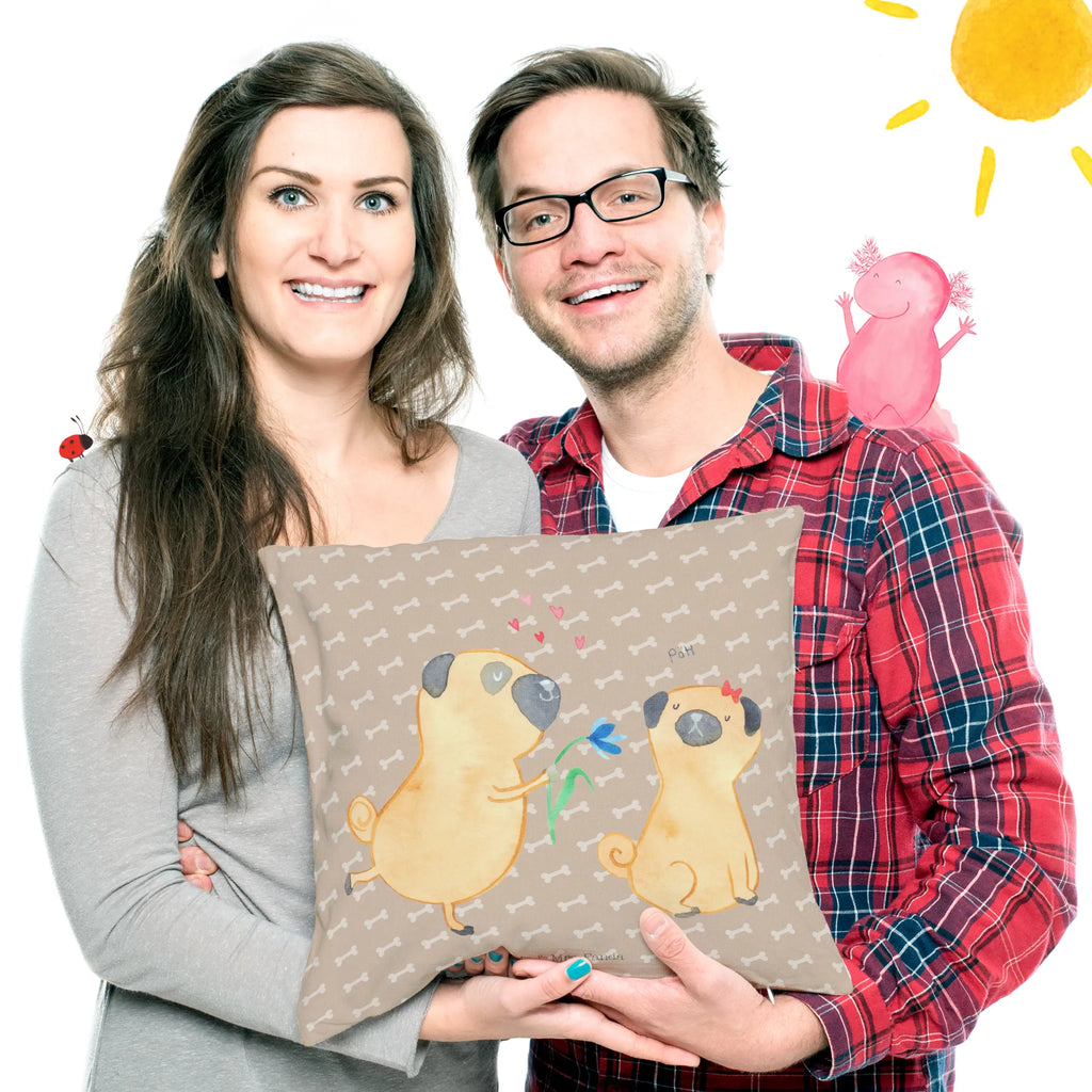 Cushion pug In love kissen für couch, zier kissen, Couchkissen, kuschelkissen 40x40, Kopfkissen 40x40, Dekokissen, Sofakissen, Mikrofaser Kissen, couch kissen, microfaser dekokissen, deko kissen, Dekokissen 40x40, Kopfkissen, Sofakissen 40x40, wohnzimmer kissen, zierkissen 40x40, kissen 40 x 40, Polsterkissen, Kuschelkissen, microfaser kopfkissen, couchkissen 40x40, kissen für sofa, wurfkissen, Kissen 40x40, Motivkissen, microfaser zierkissen, sofa kissen, microfaser sofakissen, kuschel kissen, Zierkissen, 40 X 40 Kissen, Dekokissen Sofa, 40x40 kissen, kissen mikrofaser, Kissen, Hunderasse, Hundebesitzer, Sprüche, Hundemotiv, Haustier, Tierliebhaber, Hund, Liebe, Möpse, Mops, Verliebt, Hundeliebe, Partner, Geschenk Freund, Liebesspruch. Verlobt