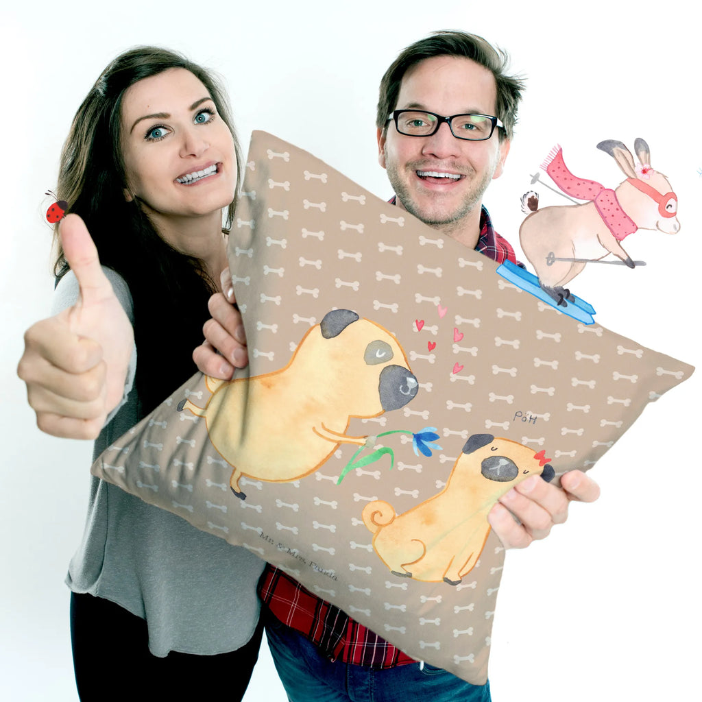 Cushion pug In love kissen für couch, zier kissen, Couchkissen, kuschelkissen 40x40, Kopfkissen 40x40, Dekokissen, Sofakissen, Mikrofaser Kissen, couch kissen, microfaser dekokissen, deko kissen, Dekokissen 40x40, Kopfkissen, Sofakissen 40x40, wohnzimmer kissen, zierkissen 40x40, kissen 40 x 40, Polsterkissen, Kuschelkissen, microfaser kopfkissen, couchkissen 40x40, kissen für sofa, wurfkissen, Kissen 40x40, Motivkissen, microfaser zierkissen, sofa kissen, microfaser sofakissen, kuschel kissen, Zierkissen, 40 X 40 Kissen, Dekokissen Sofa, 40x40 kissen, kissen mikrofaser, Kissen, Hunderasse, Hundebesitzer, Sprüche, Hundemotiv, Haustier, Tierliebhaber, Hund, Liebe, Möpse, Mops, Verliebt, Hundeliebe, Partner, Geschenk Freund, Liebesspruch. Verlobt