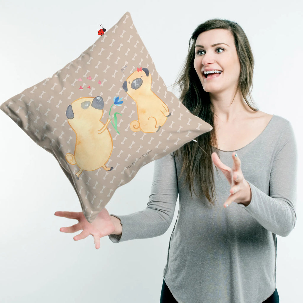 Cushion pug In love kissen für couch, zier kissen, Couchkissen, kuschelkissen 40x40, Kopfkissen 40x40, Dekokissen, Sofakissen, Mikrofaser Kissen, couch kissen, microfaser dekokissen, deko kissen, Dekokissen 40x40, Kopfkissen, Sofakissen 40x40, wohnzimmer kissen, zierkissen 40x40, kissen 40 x 40, Polsterkissen, Kuschelkissen, microfaser kopfkissen, couchkissen 40x40, kissen für sofa, wurfkissen, Kissen 40x40, Motivkissen, microfaser zierkissen, sofa kissen, microfaser sofakissen, kuschel kissen, Zierkissen, 40 X 40 Kissen, Dekokissen Sofa, 40x40 kissen, kissen mikrofaser, Kissen, Hunderasse, Hundebesitzer, Sprüche, Hundemotiv, Haustier, Tierliebhaber, Hund, Liebe, Möpse, Mops, Verliebt, Hundeliebe, Partner, Geschenk Freund, Liebesspruch. Verlobt