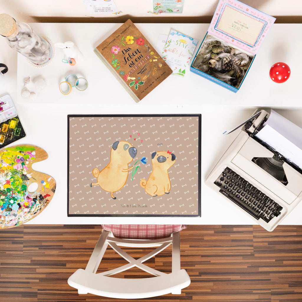 Podkładka na biurko mops Zakochani Schreibwaren, Schreibunterlage, Schreibtisch Unterlagen, Schreibtischauflage, Büroartikel, Schreibtischunterlage Groß, Bürobedarf, Hund, Hundemotiv, Haustier, Hunderasse, Tierliebhaber, Hundebesitzer, Sprüche, Hundeliebe, Mops, Liebe, Möpse, Liebesspruch. Verlobt, Geschenk Freund, verliebt, Partner