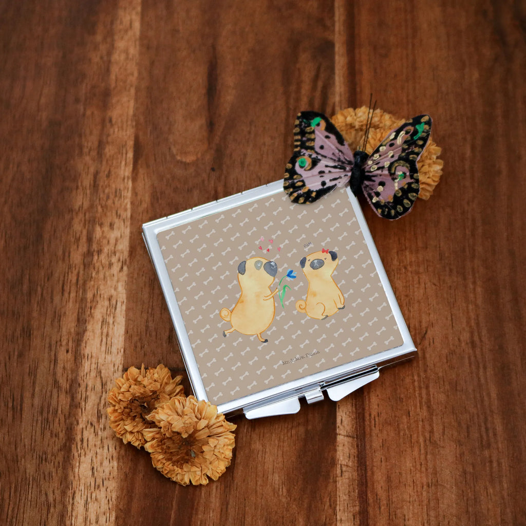 Handtaschenspiegel quadratisch Mops verliebt Kosmetikspiegel Klein, Reise Spiegel, Handspiegel Mit Hülle, Taschenspiegel, Handspiegel Für Damen, Mini Spiegel, Spiegel Für Make-Up Tasche, Handspiegel Geschenkidee, Klappbarer Handspiegel, Design Taschenspiegel, Schminkspiegel To Go, Spiegel Für Unterwegs, Klappbarer Taschenspiegel, Tragbarer Spiegel, Handspiegel Zum Mitnehmen, Kompaktspiegel, Runder Taschenspiegel, Vintage Kompaktspiegel, Quadratischer Handspiegel, Schminkspiegel Kompakt, Taschen-Kosmetikspiegel, Spiegel Für Handtasche, Deko Handspiegel, Silber, Klappspiegel, Handtaschenspiegel, Spiegel Für Schminktasche, Hunderasse, Sprüche, Hundemotiv, Tierliebhaber, Hund, Haustier, Hundebesitzer, Liebe, Partner, Geschenk Freund, Hundeliebe, Möpse, Verliebt, Mops, Liebesspruch. Verlobt