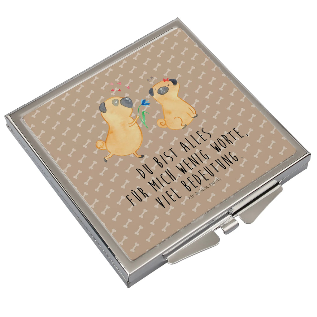 Handtaschenspiegel quadratisch Mops verliebt Kosmetikspiegel Klein, Reise Spiegel, Handspiegel Mit Hülle, Taschenspiegel, Handspiegel Für Damen, Mini Spiegel, Spiegel Für Make-Up Tasche, Handspiegel Geschenkidee, Klappbarer Handspiegel, Design Taschenspiegel, Schminkspiegel To Go, Spiegel Für Unterwegs, Klappbarer Taschenspiegel, Tragbarer Spiegel, Handspiegel Zum Mitnehmen, Kompaktspiegel, Runder Taschenspiegel, Vintage Kompaktspiegel, Quadratischer Handspiegel, Schminkspiegel Kompakt, Taschen-Kosmetikspiegel, Spiegel Für Handtasche, Deko Handspiegel, Silber, Klappspiegel, Handtaschenspiegel, Spiegel Für Schminktasche, Hunderasse, Sprüche, Hundemotiv, Tierliebhaber, Hund, Haustier, Hundebesitzer, Liebe, Partner, Geschenk Freund, Hundeliebe, Möpse, Verliebt, Mops, Liebesspruch. Verlobt