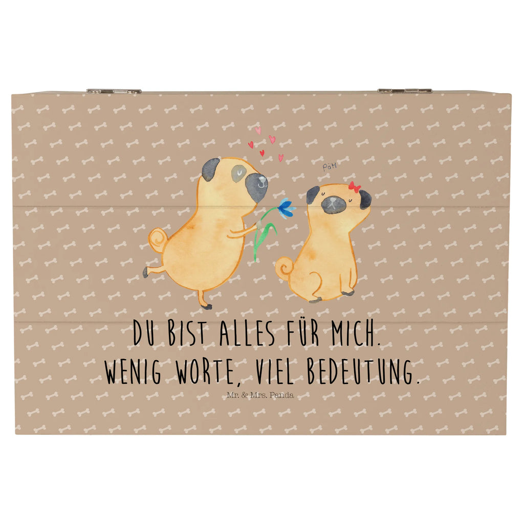 Holzkiste Mops Verliebt Dekokiste, Holzkiste, Holzboxen, Kiste, Holztruhe, Truhe, Holz Aufbewahrungsbox, Ordnungsbox, Erinnerungskiste, Aufbewahrungsbox aus Holz, Aufbewahrungskiste, Box aus Holz, Dekorative Holzkiste, Aufbewahrungsbox Holz, Schatzkiste, Holzkiste mit Deckel, Geschenkbox, Erinnerungsbox Baby, Holzbox mit Deckel, Deko Box, Erinnerungsbox, Schmuckkästchen, Holzkisten, Erinnerungsbox Hochzeit, Schatulle, Aufbewahrungsbox, Holzbox, Sprüche, Hund, Hunderasse, Hundebesitzer, Hundemotiv, Haustier, Tierliebhaber, Geschenk Freund, Möpse, Liebesspruch. Verlobt, Hundeliebe, Partner, Liebe, Mops, Verliebt