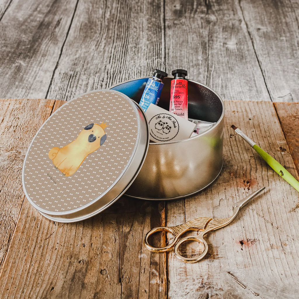 okrągła puszka z blachy mops korona Pies, motyw psa, zwierzę domowe, rasa psa, miłośnik zwierząt, właściciel psa, powiedzenia