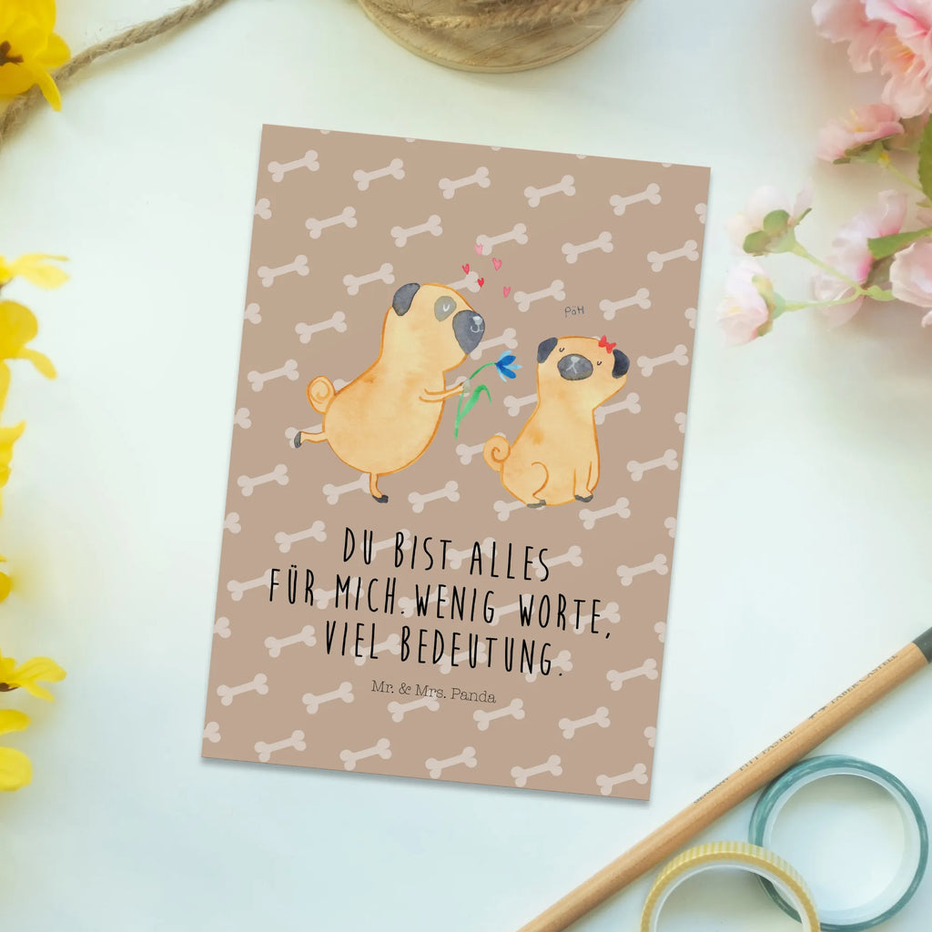 Postcard pug In love Fotokarte, Postkarte, Postkarten, Ansichtskarten, bildkarte, Designkarte, Ansichtskarte, spruchkarte, einzelkarte, Kunstkarten, Grußkarte, kunstkarte, Motivkarte, Tierliebhaber, Hund, Hunderasse, Hundemotiv, Hundebesitzer, Haustier, Sprüche, Möpse, Geschenk Freund, Partner, Hundeliebe, Verliebt, Liebe, Mops, Liebesspruch. Verlobt