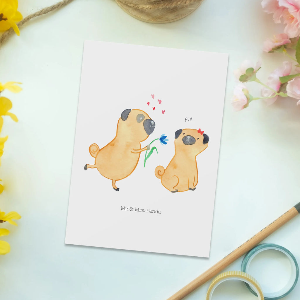 Postcard pug In love Fotokarte, Postkarte, Postkarten, Ansichtskarten, bildkarte, Designkarte, Ansichtskarte, spruchkarte, einzelkarte, Kunstkarten, Grußkarte, kunstkarte, Motivkarte, Tierliebhaber, Hund, Hunderasse, Hundemotiv, Hundebesitzer, Haustier, Sprüche, Möpse, Geschenk Freund, Partner, Hundeliebe, Verliebt, Liebe, Mops, Liebesspruch. Verlobt