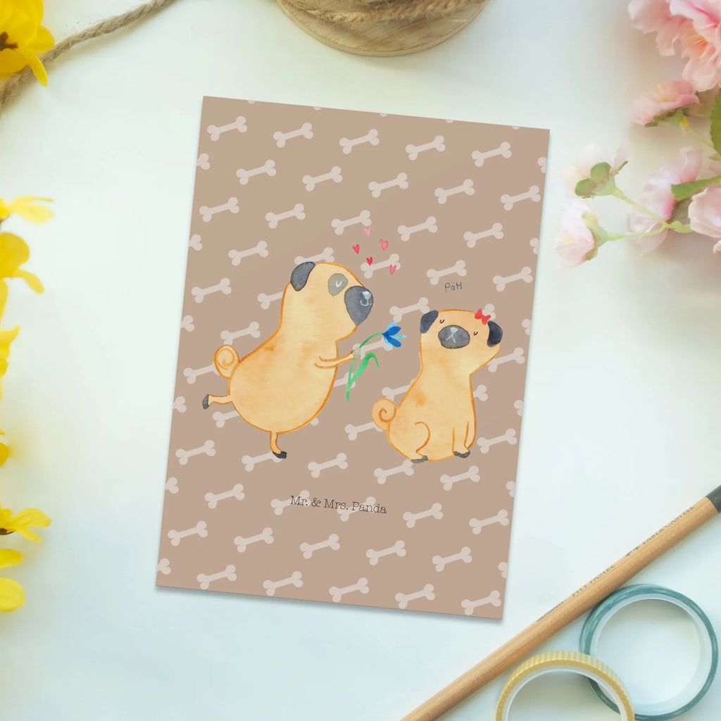Postcard pug In love Fotokarte, Postkarte, Postkarten, Ansichtskarten, bildkarte, Designkarte, Ansichtskarte, spruchkarte, einzelkarte, Kunstkarten, Grußkarte, kunstkarte, Motivkarte, Tierliebhaber, Hund, Hunderasse, Hundemotiv, Hundebesitzer, Haustier, Sprüche, Möpse, Geschenk Freund, Partner, Hundeliebe, Verliebt, Liebe, Mops, Liebesspruch. Verlobt