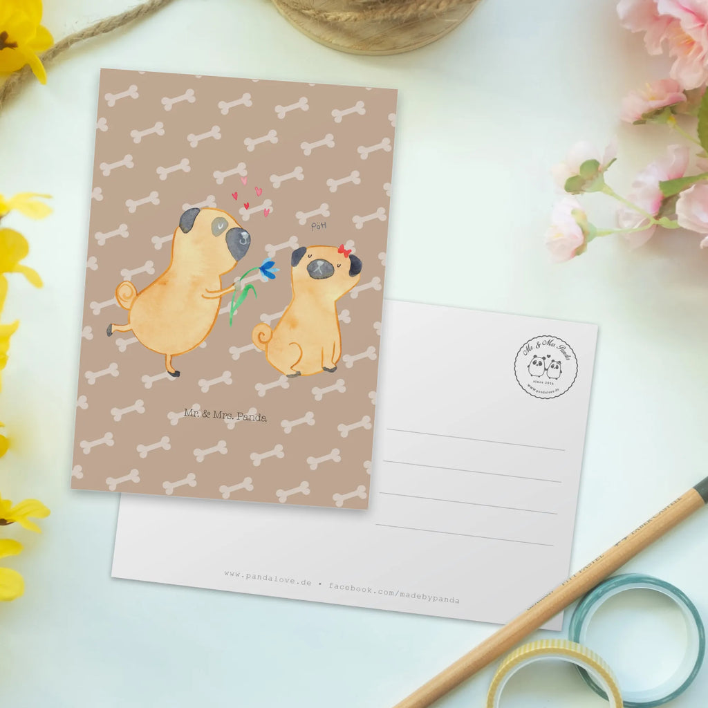 Postcard pug In love Fotokarte, Postkarte, Postkarten, Ansichtskarten, bildkarte, Designkarte, Ansichtskarte, spruchkarte, einzelkarte, Kunstkarten, Grußkarte, kunstkarte, Motivkarte, Tierliebhaber, Hund, Hunderasse, Hundemotiv, Hundebesitzer, Haustier, Sprüche, Möpse, Geschenk Freund, Partner, Hundeliebe, Verliebt, Liebe, Mops, Liebesspruch. Verlobt