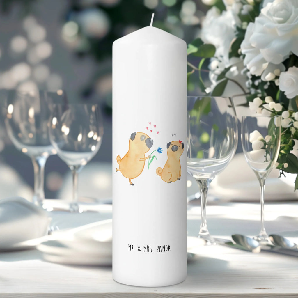 Candle pug In love Geburtskerze, Zylinderkerze, Dinnerkerze, Tafelkerze, Kerze Mit Motiv, Dekorative Kerze, Blockkerze, Erinnerungslicht, Weihnachtskerze, Schmuckkerze, Erinnerungskerze, Geburtstagskerze, Tischkerze, Stumpenkerze, Bedruckte Kerze, Hochzeitskerze, Wachskerze, Grosse Kerze, Kerze Mit Spruch, Kommunionskerze, Wunschkerze, Dekokerze, Handgemachte Kerze, Gartenkerze, Osterkerze, Laternenkerze, Adventskerze, Sprüche, Hunderasse, Hundebesitzer, Hundemotiv, Hund, Haustier, Tierliebhaber, Liebesspruch. Verlobt, Liebe, Möpse, Verliebt, Partner, Hundeliebe, Geschenk Freund, Mops