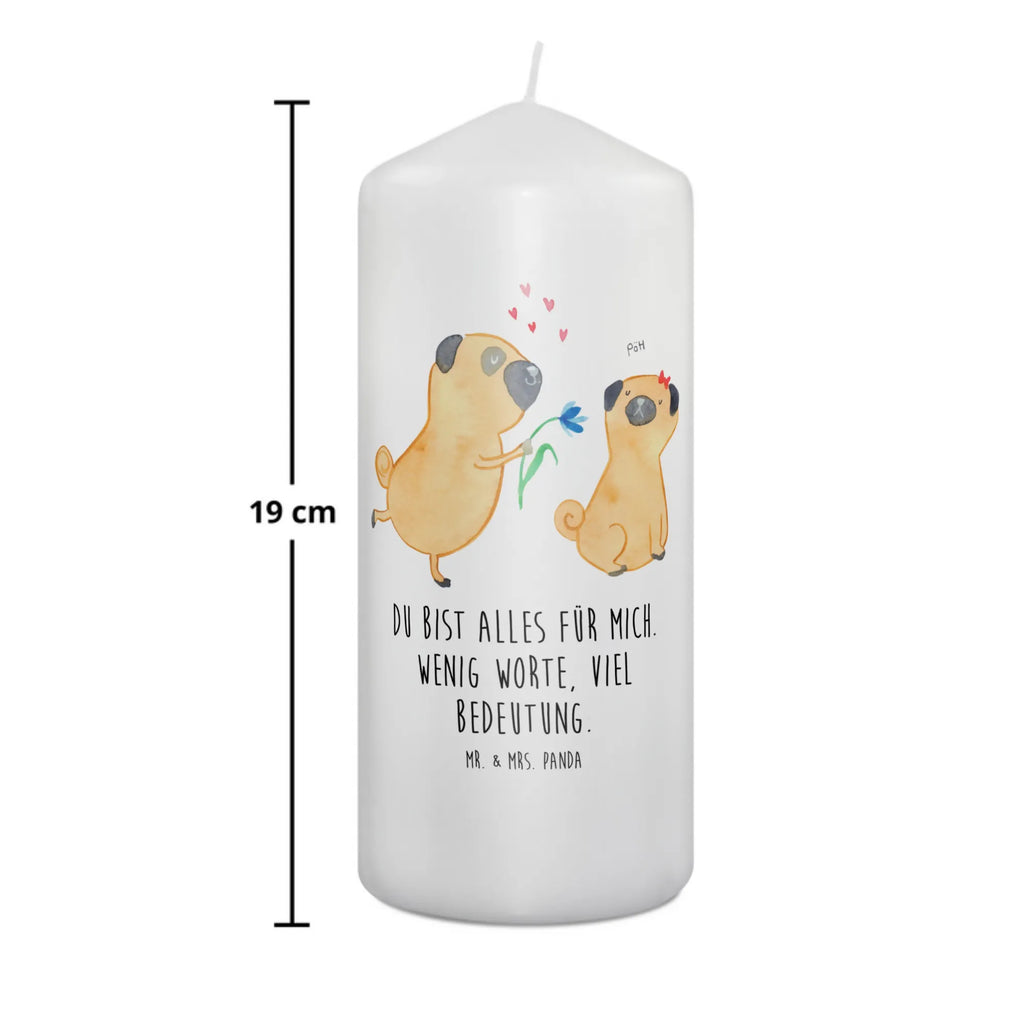 Candle pug In love Geburtskerze, Zylinderkerze, Dinnerkerze, Tafelkerze, Kerze Mit Motiv, Dekorative Kerze, Blockkerze, Erinnerungslicht, Weihnachtskerze, Schmuckkerze, Erinnerungskerze, Geburtstagskerze, Tischkerze, Stumpenkerze, Bedruckte Kerze, Hochzeitskerze, Wachskerze, Grosse Kerze, Kerze Mit Spruch, Kommunionskerze, Wunschkerze, Dekokerze, Handgemachte Kerze, Gartenkerze, Osterkerze, Laternenkerze, Adventskerze, Sprüche, Hunderasse, Hundebesitzer, Hundemotiv, Hund, Haustier, Tierliebhaber, Liebesspruch. Verlobt, Liebe, Möpse, Verliebt, Partner, Hundeliebe, Geschenk Freund, Mops