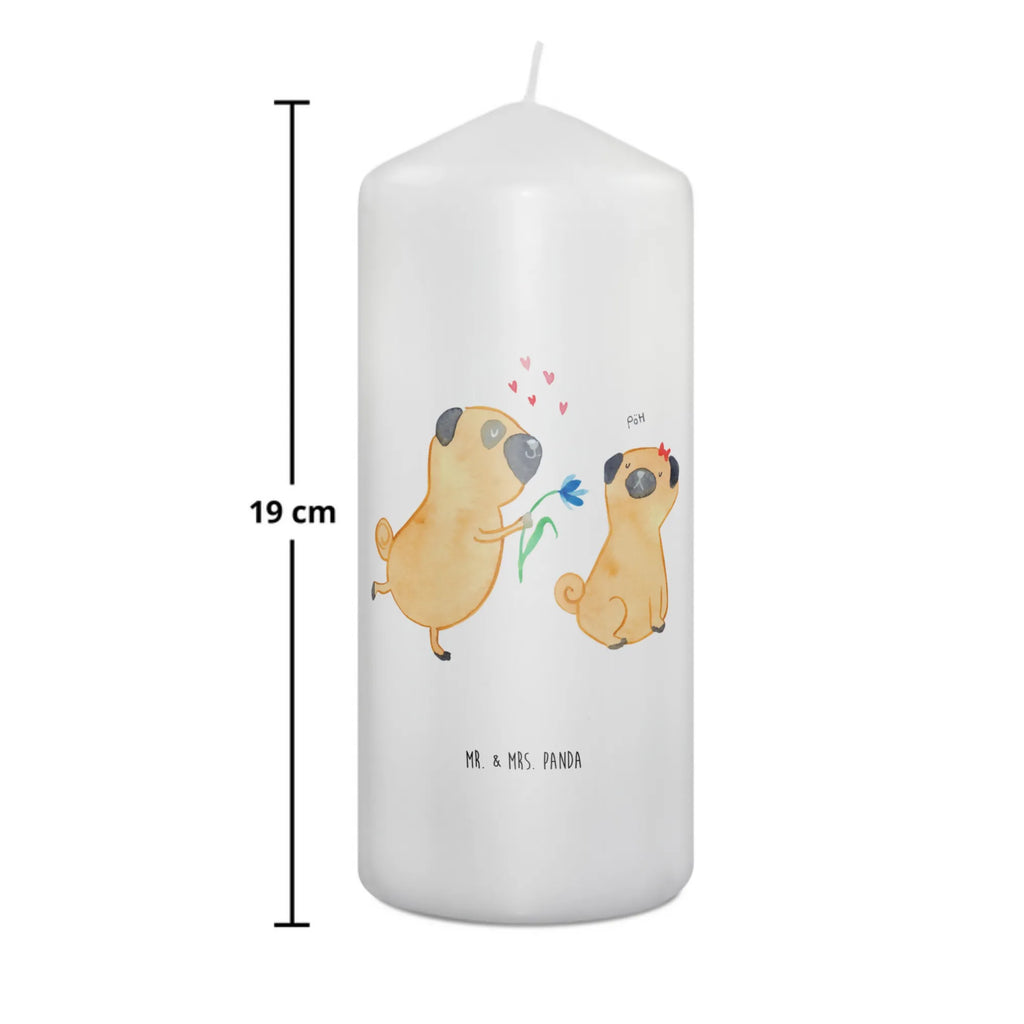 Candle pug In love Geburtskerze, Zylinderkerze, Dinnerkerze, Tafelkerze, Kerze Mit Motiv, Dekorative Kerze, Blockkerze, Erinnerungslicht, Weihnachtskerze, Schmuckkerze, Erinnerungskerze, Geburtstagskerze, Tischkerze, Stumpenkerze, Bedruckte Kerze, Hochzeitskerze, Wachskerze, Grosse Kerze, Kerze Mit Spruch, Kommunionskerze, Wunschkerze, Dekokerze, Handgemachte Kerze, Gartenkerze, Osterkerze, Laternenkerze, Adventskerze, Sprüche, Hunderasse, Hundebesitzer, Hundemotiv, Hund, Haustier, Tierliebhaber, Liebesspruch. Verlobt, Liebe, Möpse, Verliebt, Partner, Hundeliebe, Geschenk Freund, Mops