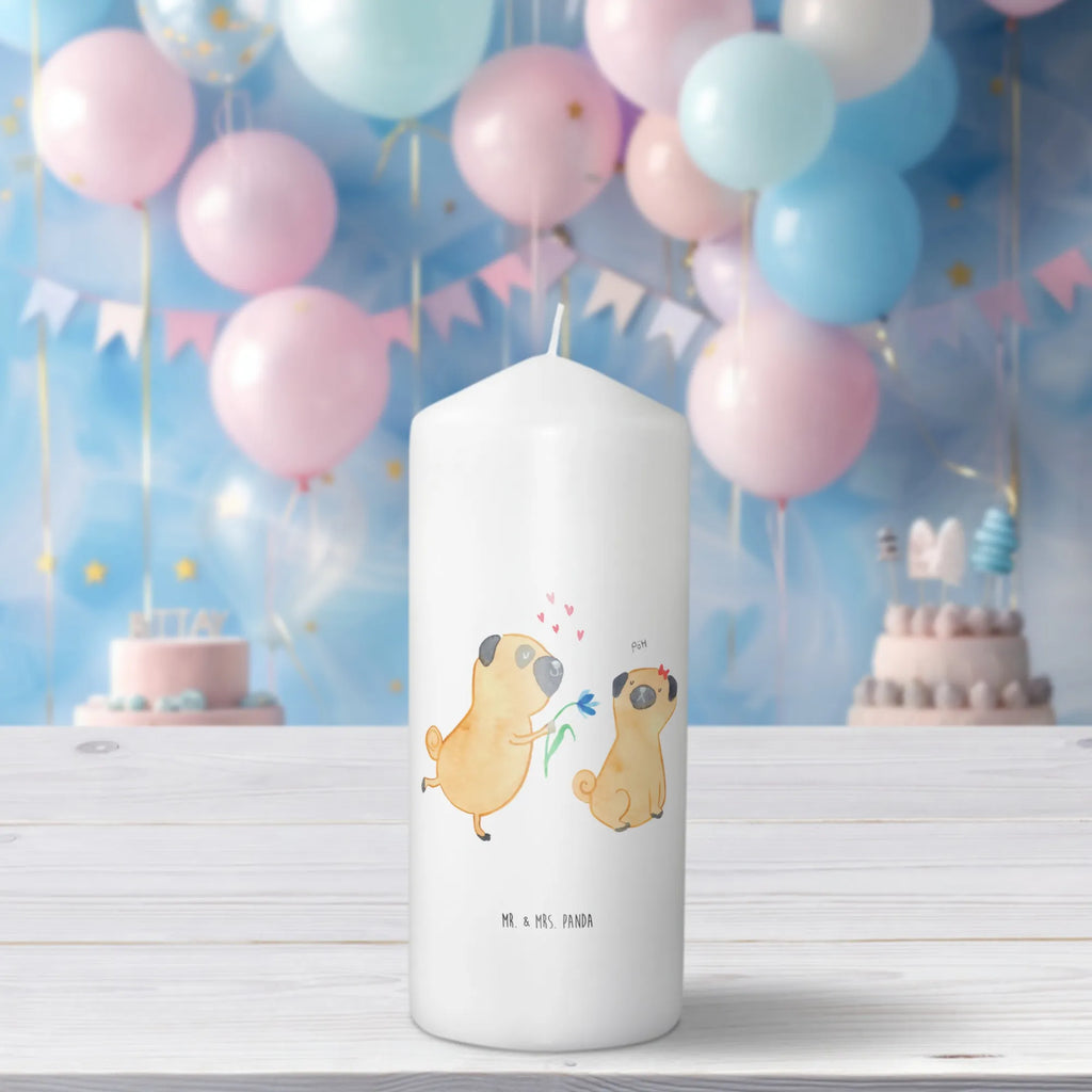 Candle pug In love Geburtskerze, Zylinderkerze, Dinnerkerze, Tafelkerze, Kerze Mit Motiv, Dekorative Kerze, Blockkerze, Erinnerungslicht, Weihnachtskerze, Schmuckkerze, Erinnerungskerze, Geburtstagskerze, Tischkerze, Stumpenkerze, Bedruckte Kerze, Hochzeitskerze, Wachskerze, Grosse Kerze, Kerze Mit Spruch, Kommunionskerze, Wunschkerze, Dekokerze, Handgemachte Kerze, Gartenkerze, Osterkerze, Laternenkerze, Adventskerze, Sprüche, Hunderasse, Hundebesitzer, Hundemotiv, Hund, Haustier, Tierliebhaber, Liebesspruch. Verlobt, Liebe, Möpse, Verliebt, Partner, Hundeliebe, Geschenk Freund, Mops