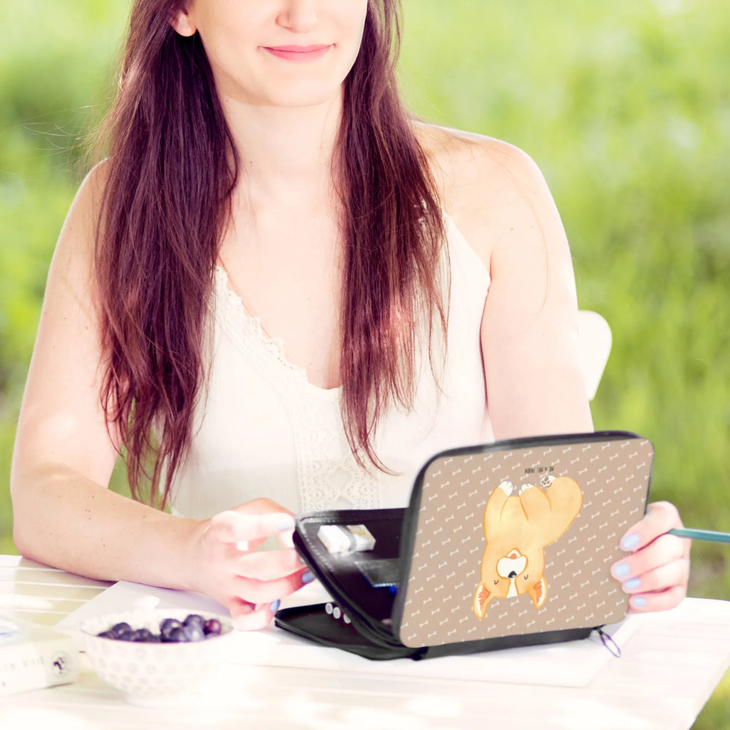 Leather folder Corgi Schüler, Stifte Etui, Federmäppchen, Federmappe, Federmappe Einschulung, Einschulung, Kind, Federmäppchen bedruckt, Kinder Federmappe, Geschenk, Grundschule, Stifterolle, Motiv, Bestückte Federmappe, Stiftetasche, Schülerin, Büro Stifte Etui, Schule, Hund, Hundemotiv, Haustier, Hunderasse, Tierliebhaber, Hundebesitzer, Sprüche, Spruch, Lebensfreude, Motivation, Hundespruch, Welsh Corgie Pembroke, Corgie, britisch