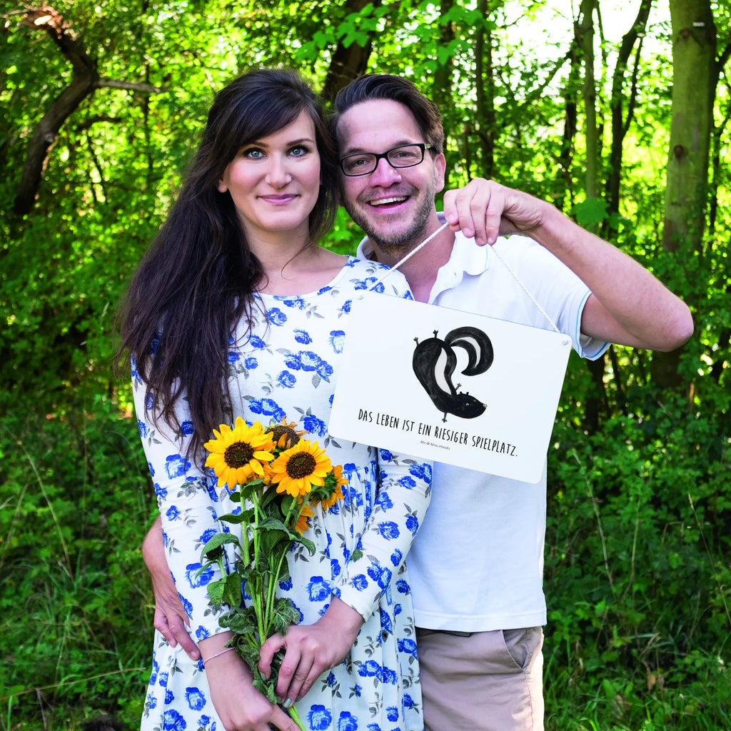 Deko Schild Stinktier Handstand Deko Schild, Motivschild, Holzschild, Badschild, dekoration schild, hängeschild, Schild, Küchenschild, wandtafel, Türschild Familie, wandhänger, dekotafel, holzbild, Türschild, Dekoschild, dekoschilder, Wandschild, Holztafel, Spruchschild, Deko Wandtafel, Schild mit Spruch, sprüche schild, Skunk, Stinktier, Stinker, Verpielt, Spielplatz, Raubtier, Wildtier, Stinki, Kind