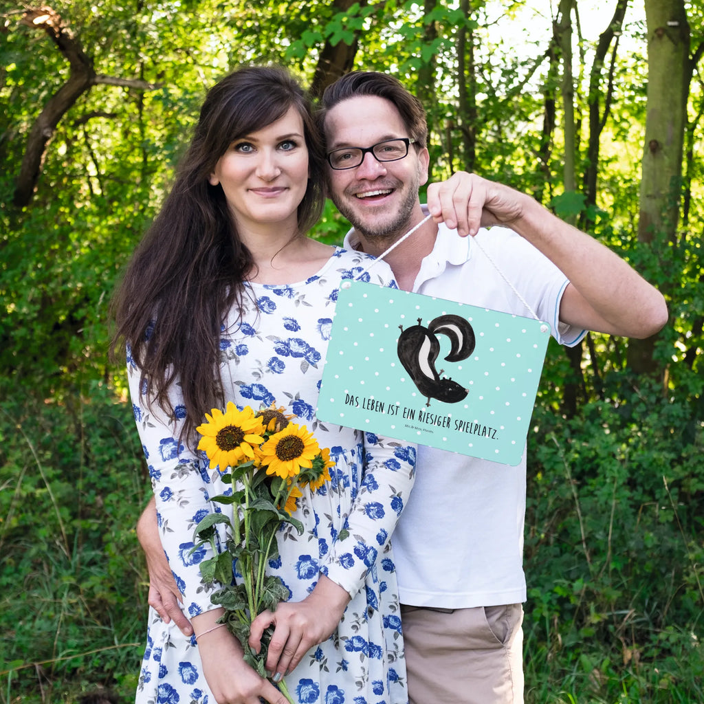 Deko Schild Stinktier Handstand Deko Schild, Motivschild, Holzschild, Badschild, dekoration schild, hängeschild, Schild, Küchenschild, wandtafel, Türschild Familie, wandhänger, dekotafel, holzbild, Türschild, Dekoschild, dekoschilder, Wandschild, Holztafel, Spruchschild, Deko Wandtafel, Schild mit Spruch, sprüche schild, Skunk, Stinktier, Stinker, Verpielt, Spielplatz, Raubtier, Wildtier, Stinki, Kind