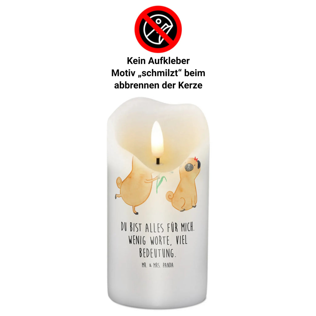 Candle pug In love Geburtskerze, Zylinderkerze, Dinnerkerze, Tafelkerze, Kerze Mit Motiv, Dekorative Kerze, Blockkerze, Erinnerungslicht, Weihnachtskerze, Schmuckkerze, Erinnerungskerze, Geburtstagskerze, Tischkerze, Stumpenkerze, Bedruckte Kerze, Hochzeitskerze, Wachskerze, Grosse Kerze, Kerze Mit Spruch, Kommunionskerze, Wunschkerze, Dekokerze, Handgemachte Kerze, Gartenkerze, Osterkerze, Laternenkerze, Adventskerze, Sprüche, Hunderasse, Hundebesitzer, Hundemotiv, Hund, Haustier, Tierliebhaber, Liebesspruch. Verlobt, Liebe, Möpse, Verliebt, Partner, Hundeliebe, Geschenk Freund, Mops