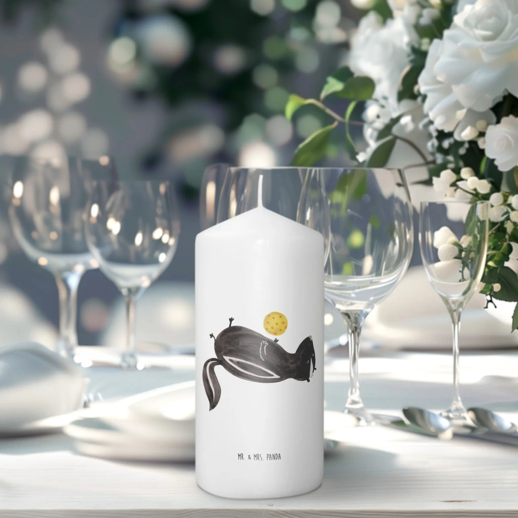 Kerze Stinktier Ball Duftkerze, Grablicht, Kerze Für Firmung, Sojawachskerze, Gedenkkerze, Kerze Für Weihnachten, Kerze Für Kommunion, Teelicht, Tafelkerze, Kerze Mit Gravur, Kerze Als Gastgeschenk, Kerze Mit Namensgravur, Kerze Für Ostern, Tischkerze, Andachtskerze, Dinnerkerzenpaar, Gartenkerze, Kerze Mit Fotoeinleger, Outdoor-Kerze, Kerze Für Hochzeit, Kerze Für Taufe, Blockkerze, Votivkerze, Grabkerze, Kerze Mit Prägung, Kerze Mit Spruch, Kerze Mit Duft, Kerze Für Geburtstag, Handgemachte Kerze, Dinnerkerze, Kerze Ohne Duft, Handgegossene Kerze, Stabkerze, Laternenkerze, Bio-Kerze, Metall-Kerze, Stumpenkerzen-Set, Fair-Trade-Kerze, Stearin­kerze, Stumpenkerze, Streukerze, Kerze Für Advent, Trauerkerze, Glas-Kerze, Kerze Mit Motiv, Kerze, Stinktier, Skunk, Wildtier, Stinker, Weisheit, verspielt, Raubtier, Stinki