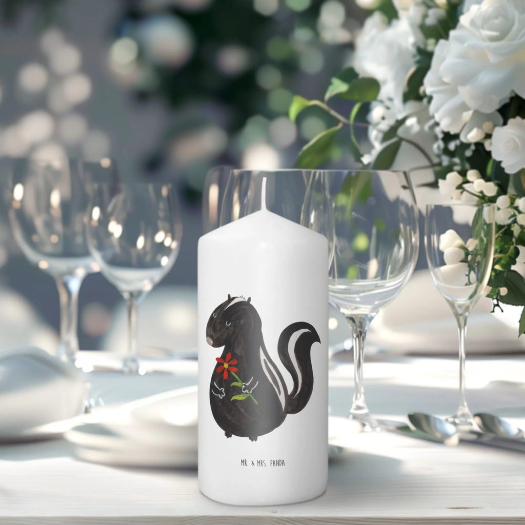 Kerze Stinktier Blume Kommunionskerze, Grosse Kerze, Tafelkerze, Osterkerze, Weihnachtskerze, Erinnerungskerze, Blockkerze, Dekokerze, Dinnerkerze, Handgemachte Kerze, Wachskerze, Bedruckte Kerze, Tischkerze, Adventskerze, Stumpenkerze, Zylinderkerze, Kerze Mit Motiv, Kerze Mit Spruch, Geburtskerze, Dekorative Kerze, Hochzeitskerze, Laternenkerze, Geburtstagskerze, Gartenkerze, Erinnerungslicht, Schmuckkerze, Wunschkerze, Skunk, Stinktier, Stinker, Verträumt, Träume, Raubtier, Dreams, Tagträumer, Stinki, Wildtier