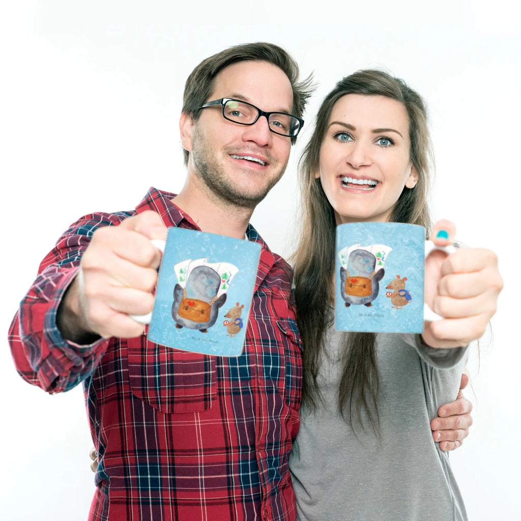 Mug Penguin & Mouse Hiker kaffeetasse bedruckt, Mug, milchkaffeetasse, Keramikbecher, Tasse mit Motiv, Becher, Sprüchetasse, Frühstückstasse, Pott, Motivtasse, Trinktasse, Bürobecher, Designtasse, Keramiktasse, Kaffeepott, statement tasse, Henkelbecher, Teetasse, tasse für kaffee, design tasse, Kakaotasse, Bedruckte Tasse, kaffeetasse keramik, kaffeebecher bedruckt, heißgetränkebecher, Bürotasse, Teepott, Geschenktasse, Dekotasse, Coffee Mug, schöne tasse, hochwertige tasse, Frühstücksbecher, tasse für büro, Henkeltasse, Kaffeetasse, Trinkbecher, Kaffeebecher, Tasse mit Spruch, haferl, kaffeebecher keramik, Tasse, Teebecher, Pinguin, Abenteurer, Pinguine, Wandern, Wanderlust, Ausflug, Abenteuer, Roadtrip