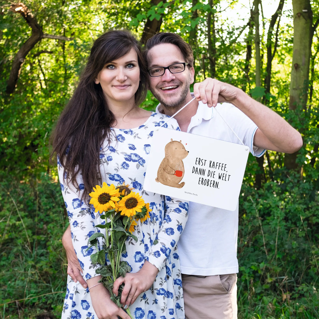 Decorative sign bear Coffee Schild mit Spruch, sprüche schild, Holztafel, Türschild Familie, hängeschild, wandhänger, Dekoschild, Türschild, Schild, Wandschild, Deko Schild, dekoration schild, Badschild, holzbild, Deko Wandtafel, dekoschilder, Küchenschild, Holzschild, dekotafel, Motivschild, wandtafel, Spruchschild, Teddybär, Teddy, Bär, Coffee, Kaffee, Guten Morgen, Morgenroutine, Motivation, Bären, Welt Erobern, Welt Retten