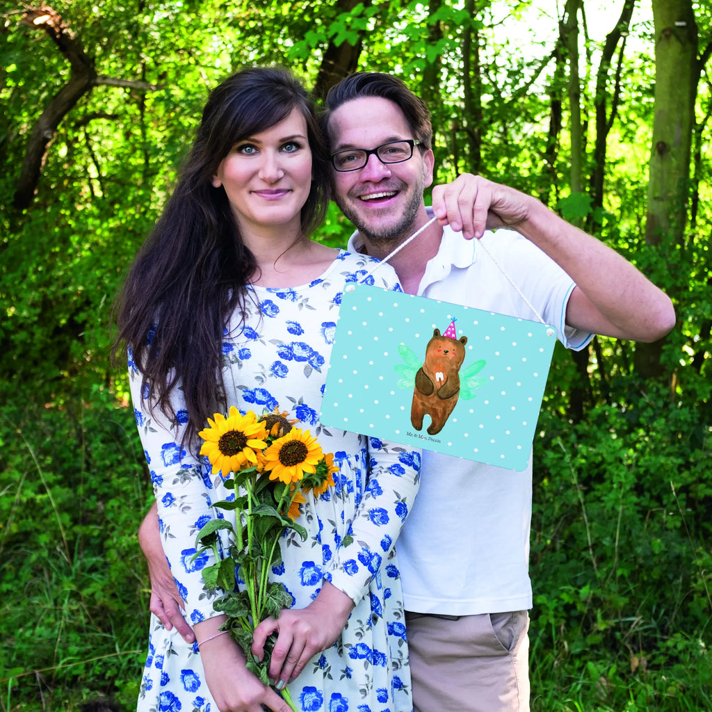 Deko Schild Bär Zahnfee Schild Zum Aufstellen, Deko schild Für Wohnzimmer, Dekoschild Für Flur, Dekoschild Aus Holz, Vintage Schild, Wanddeko Schild, Deko schild Landhausstil, Dekoschild, Deko schild Mit Blumenmotiv, Schild Zum Hinstellen, Holzschild, Deko schild Mit Herz, Rustikales Deko schild, Deko schild Für Balkon, Deko schild Mit Motiv, Schild Aus Holz, Dekoschild Handgemacht, Deko schild Modern, Deko schild Mit Lebensweisheit, Dekoschild Für Freunde, Wandschild, Türschild, Shabby Chic Schild, Türschild Mit Spruch, Dekoschild Für Badezimmer, Deko schild Für Küche, Deko schild Liebevoll Gestaltet, Deko Wandtafel, Dekoschild Geschenk, Dekoschild Für Familie, Lustiges Deko schild, Dekoschild Groß, Dekoschild Klein, Dekoschild Zum Aufhängen, Deko Schild, Metallschild, Dekos child Für Garten, Spruchschild, Schild Aus Metall, Deko schild Mit Spruch, Bär, Teddy, Teddybär, Milchzahn, Fee, Erster Zahn, Zahnfee