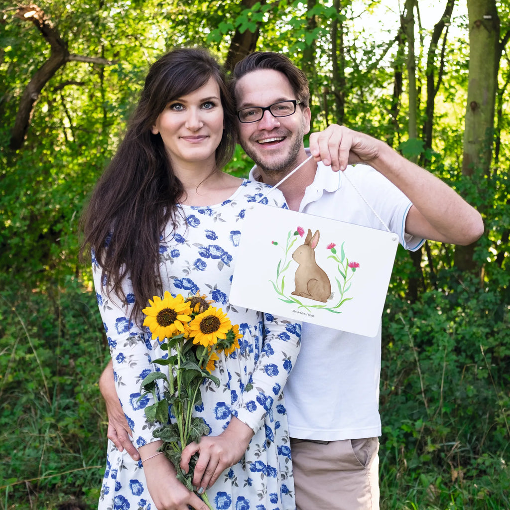 Deko Schild Hase Sitzen Schild mit Spruch, Holzschild, Deko Schild Für Küche, Türschild Mit Spruch, Dekoschild Zum Aufhängen, Spruchschild, Deko Wandtafel, Dekos Child Für Garten, Home Schilder, Türschild, Wandschild, Holztafel, Deko Schild Für Balkon, Türschild Familie, Dekoschild Für Badezimmer, Motiv Schild, Badschild, Büro, Küchenschild, WC Schild, Deko Schild, Deko Schild Für Wohnzimmer, Dekoschild Für Flur, Dekoschild, Ostergeschenke, Osterdeko, Osterhase, Osternest, Ostern, Geschenke zu Ostern, Ostern Geschenk, Ostergeschenke Kinder, Ostern Kinder, Osterblume, Ostergrüße, Grüße, Liebe, Frohe Ostern, Hase, Kaninchen