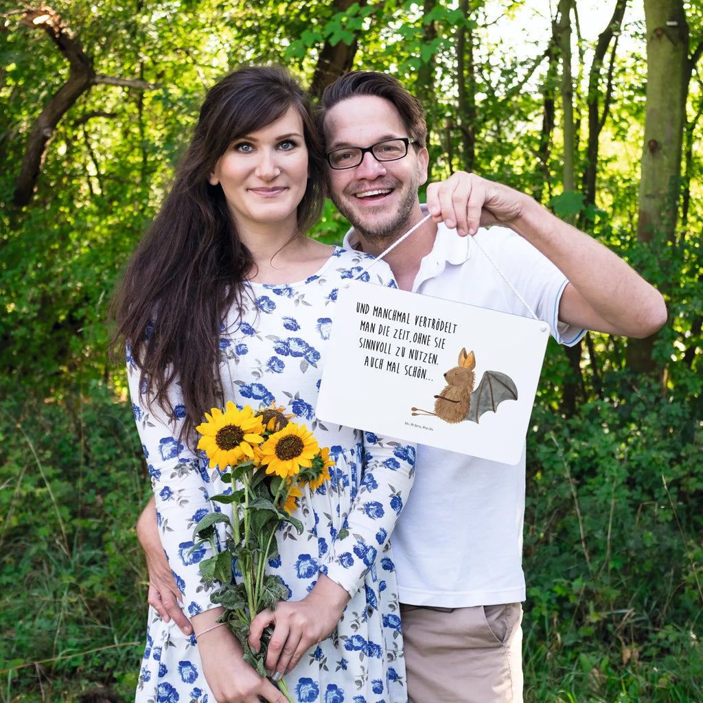 Deko Schild Fledermaus Sitzen Deko schild Mit Spruch, Schild Zum Hinstellen, Dekoschild Für Familie, Deko schild Für Wohnzimmer, Deko schild Landhausstil, Lustiges Deko schild, Vintage Schild, Dekoschild Für Flur, Schild Aus Holz, Deko schild Mit Blumenmotiv, Spruchschild, Wanddeko Schild, Deko schild Liebevoll Gestaltet, Dekoschild Zum Aufhängen, Dekos child Für Garten, Deko schild Mit Lebensweisheit, Holzschild, Wandschild, Dekoschild, Metallschild, Dekoschild Für Badezimmer, Rustikales Deko schild, Dekoschild Geschenk, Deko Wandtafel, Türschild Mit Spruch, Deko Schild, Türschild, Dekoschild Aus Holz, Dekoschild Für Freunde, Deko schild Modern, Dekoschild Groß, Deko schild Mit Motiv, Shabby Chic Schild, Dekoschild Klein, Deko schild Für Balkon, Deko schild Für Küche, Schild Aus Metall, Dekoschild Handgemacht, Deko schild Mit Herz, Schild Zum Aufstellen, Tiermotive, Gute Laune, lustige Sprüche, Tiere, Fledermaus, Motivation, Fledermäuse, entspannen