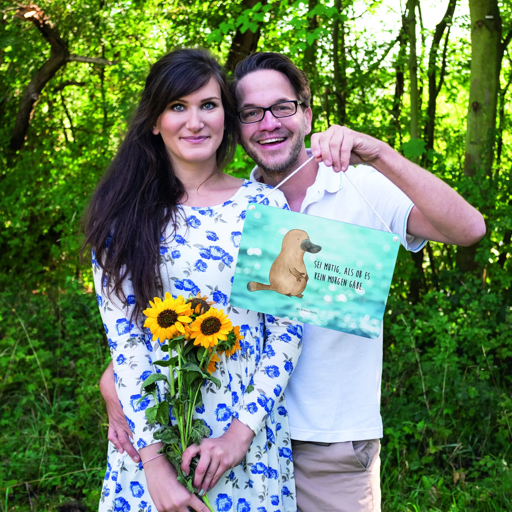Deko Schild Schnabeltier Mut Metallschild, Schild Zum Hinstellen, Deko schild Mit Blumenmotiv, Deko schild Mit Lebensweisheit, Dekoschild Für Familie, Dekoschild Groß, Dekoschild Für Freunde, Schild Zum Aufstellen, Wandschild, Dekoschild Zum Aufhängen, Deko schild Modern, Deko Wandtafel, Türschild, Türschild Mit Spruch, Schild Aus Holz, Rustikales Deko schild, Dekoschild Geschenk, Deko schild Mit Spruch, Dekos child Für Garten, Dekoschild, Dekoschild Für Flur, Lustiges Deko schild, Wanddeko Schild, Schild Aus Metall, Vintage Schild, Dekoschild Aus Holz, Dekoschild Für Badezimmer, Deko schild Landhausstil, Spruchschild, Deko schild Mit Herz, Deko schild Für Wohnzimmer, Holzschild, Dekoschild Klein, Deko schild Liebevoll Gestaltet, Shabby Chic Schild, Dekoschild Handgemacht, Deko schild Für Balkon, Deko schild Mit Motiv, Deko Schild, Deko schild Für Küche, Meerestiere, Meer, Urlaub, Training, Schnabeltiere, Büro, Neustart, Mut, Weltreise, Arbeit, Lebensweisheit, Neuanfang, Raodtrip, mutig, Schnabeltier, Motivation