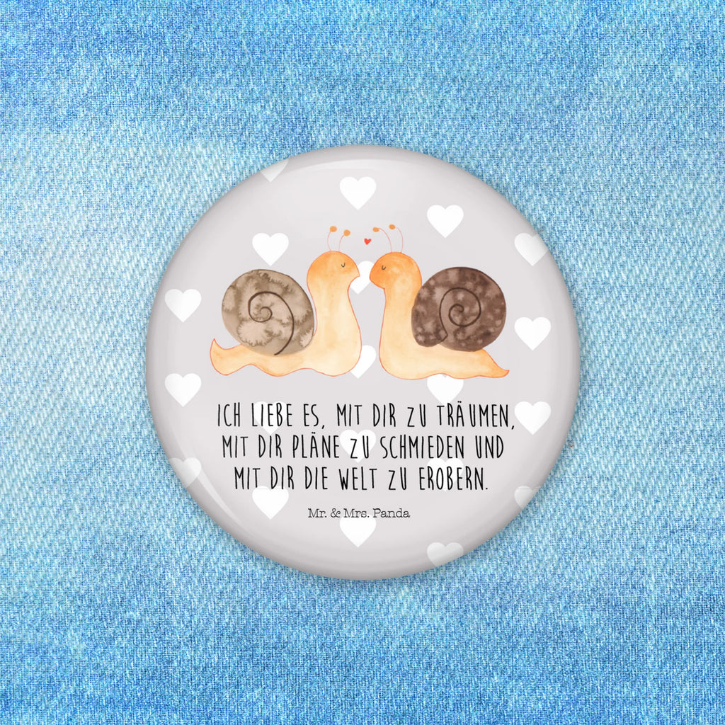 Button Snails in love Festivalbutton 50 mm, Button-Emblem 50 mm, Button-Badge 50 mm, Vereinsbutton 50 mm, Button Abzeichen 50 mm, Button-Sonderedition 50 mm, Button-Pin 50 mm, Marketingbutton 50 mm, Button-Anstecker 50 mm, Button-Sujet 50 mm, Button-Kollektion 50 mm, Sammlerbutton 50 mm, Runde Buttons 50 mm, Button-Design 50 mm, Badge 50 mm, Werbebutton 50 mm, Button-Edition 50 mm, Button 50 mm, Button-Button 50 mm, Button-Logo 50 mm, Pin-Button 50 mm, Button-Motiv 50 mm, Button-Druck 50 mm, Button-Lieferung 50 mm, Pin 50 mm, Button-Presse 50 mm, Ansteckbutton 50 mm, Eventbutton 50 mm, Button-Set 50 mm, Liebe, Partner, Freund, Freundin, Ehemann, Ehefrau, Heiraten, Verlobung, Heiratsantrag, Liebesgeschenk, Jahrestag, Hocheitstag