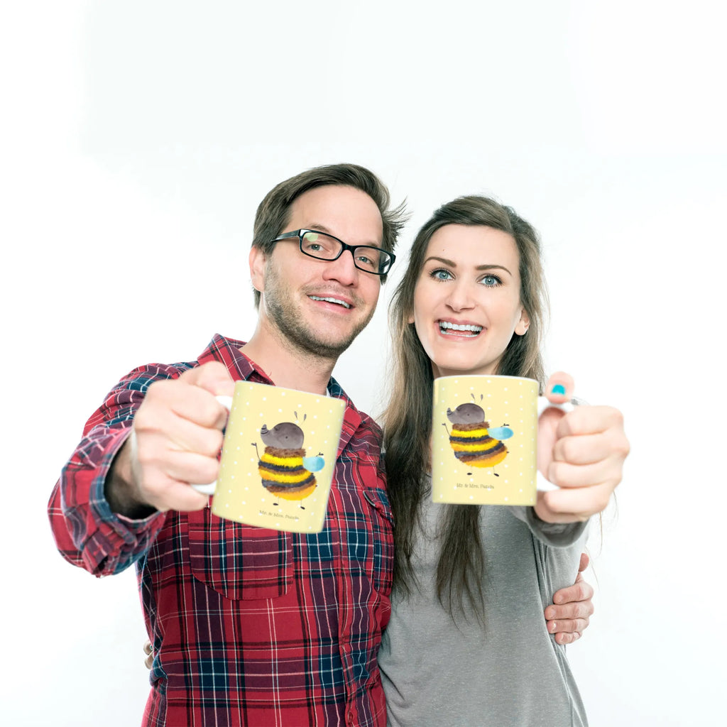 Mug bumblebee fluffy design tasse, Dekotasse, kaffeebecher bedruckt, Tasse mit Motiv, Tasse, Designtasse, Motivtasse, Keramikbecher, Bürotasse, Teepott, tasse für büro, kaffeetasse keramik, Kakaotasse, hochwertige tasse, Kaffeebecher, Frühstücksbecher, Pott, Mug, Teetasse, Bedruckte Tasse, Frühstückstasse, Keramiktasse, Sprüchetasse, schöne tasse, Kaffeetasse, kaffeebecher keramik, Kaffeepott, Teebecher, Henkelbecher, Bürobecher, Trinkbecher, Henkeltasse, haferl, heißgetränkebecher, kaffeetasse bedruckt, tasse für kaffee, milchkaffeetasse, statement tasse, Trinktasse, Becher, Geschenktasse, Coffee Mug, Tasse mit Spruch, Lustige Sprüche, Tiere, Tiermotive, Gute Laune, Biene, Blume, Flauschig, Hummel, Natur