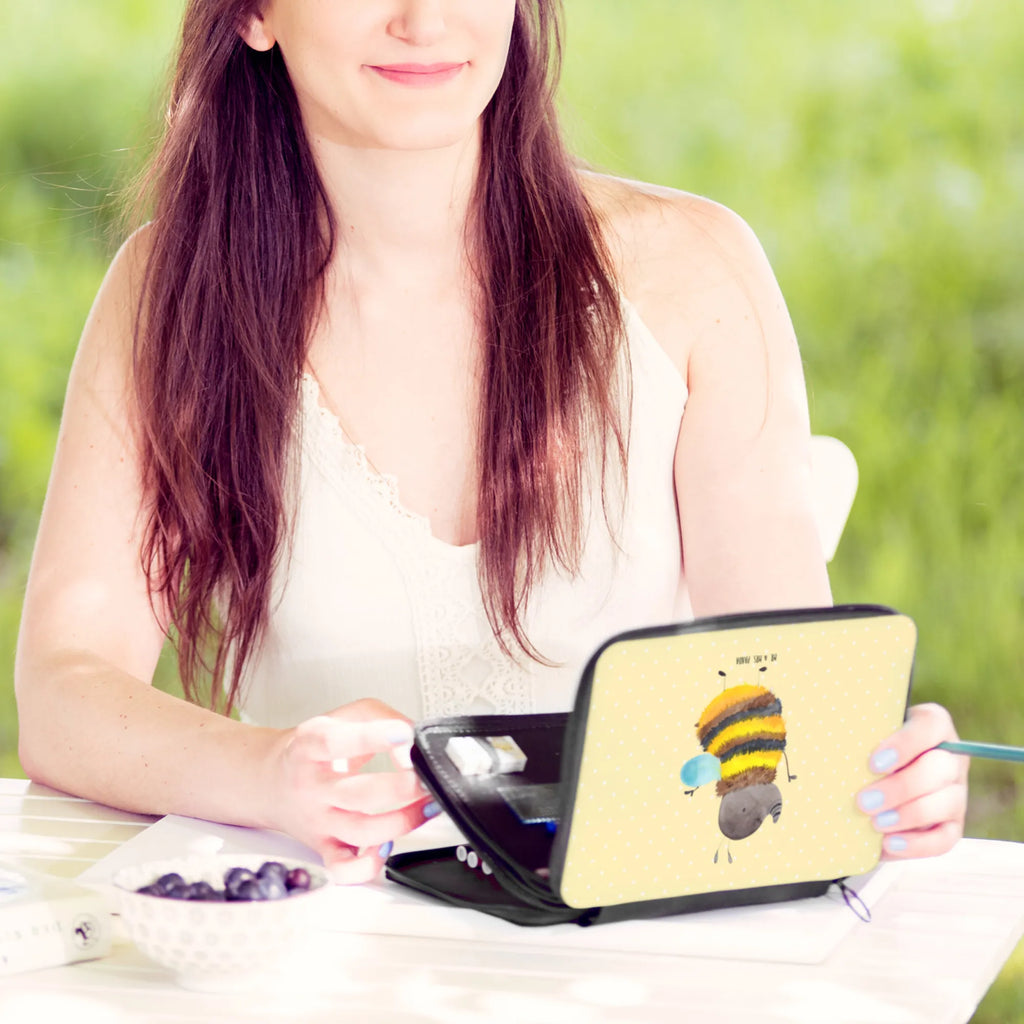 Federmappe Hummel flauschig Federmappe Set, Schreibmappe, Schulmäppchen, Stiftemappe, Stiftebeutel, Stifte Etui, Stifteetui, Stiftetasche, Federtasche, Zeichenetui, Schüleretui, Schreibetui, Mäppchen, Malmappe, Bleistiftetui, Bleistift Etui, Buntstiftetui, Buntstiftmäppchen, Federmäppchen, Schuletui, Etui für Stifte, Farbstiftetui, Schlampermäppchen, Lustige Sprüche, Tiere, Tiermotive, Gute Laune, Hummel, Flauschig, Natur, Blume, Biene