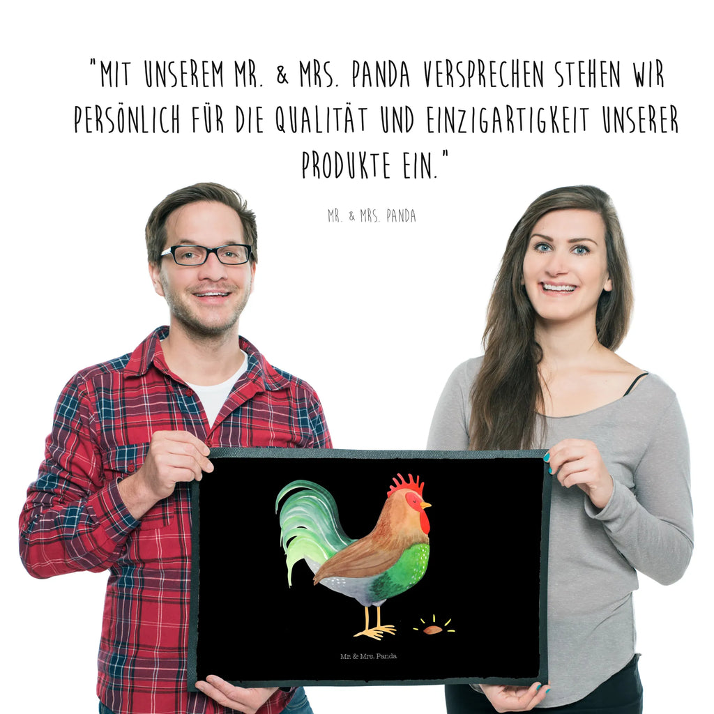 Fußmatte Hahn mit Korn Sauberlaufmatte, türmatten, Schuhabstreifer, fußmatte, Fußabtreter, flurmatte, Eingangsteppich, abstreifer, matte haustür, schmutzfangmatten, Fussmatte, Fußmatten, Türmatte, Türvorleger, Schmutzfangteppich, Abtreter, sauberlaufmatten, Abtretmatte, außenmatte, Eingangsmatte, Haustürmatte, Fußabstreifer, hausmatte, Schmutzfänger, Schmutzfangmatte, Schmutzmatte, Hoftiere, Landwirt, Landwirtin, Bauernhof, Korn, Eier, Natur, Hahn, Henne