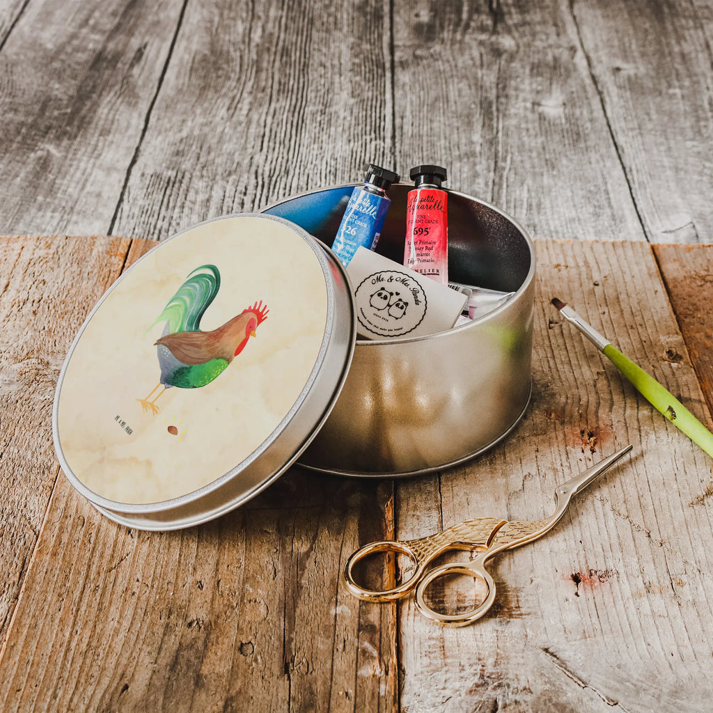 Round tin Faucet grain Dose Rund Für Büro, Runde Dose Zum Befüllen, Blechdose Rund, Dose Für Süßigkeiten Rund, Vintage Blechdose Rund, Aufbewahrungsdose Rund Metall, Runde Dose Zum Selbstgestalten, Kleine Runde Blechdose, Runde Blechdose Mit Spruch, Runde Blechdose Küche, Runde Dose Bedruckt, Große Runde Blechdose, Runde Dose Für Schmuck, Metalldose Mit Deckel, Vorratsdose Rund Blech, Metalldose Rund, Runde Dose Mit Liebevollem Design, Runde Dose Mit Deckel, Runde Dose Für Bastelsachen, Runde Dose Mit Klappdeckel, Runde Blechdose Mit Motiv, Runde Blechdose, Teedose Rund Metall, Runde Dose Nostalgisch, Blechdose Mit Deckel Rund, Geschenkbox Rund Metall, Vorratsdose Aus Metall Rund, Dose Für Kekse Rund, Runde Dose Aufbewahrung, Runde Dose Aus Blech, Dekodose Rund Metall, Runde Dose Für Haushalt, Dose Für Kleinkram Rund, Runde Dose Für Geschenk, Bauernhof, Hoftiere, Landwirt, Landwirtin, Hahn, Korn, Eier, Natur, Henne