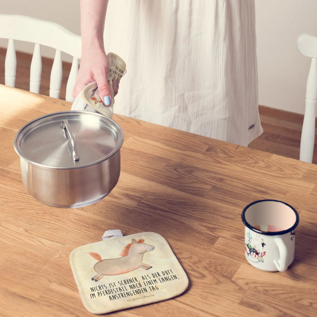 2er Set Topflappen  Pferd springt Topflappen, Topflappen 2er Set, 2er Set Topflappen, Topflappen Set, topfhalter, Topfhandschuhe, Topfuntersetzer, Topflappenset, Hoftiere, Bauernhof, Landwirt, Landwirtin, Pferde, Pferd, Pferdebesitzer, Ausreiten, Pony, Reiten, Stall, Pferdestall