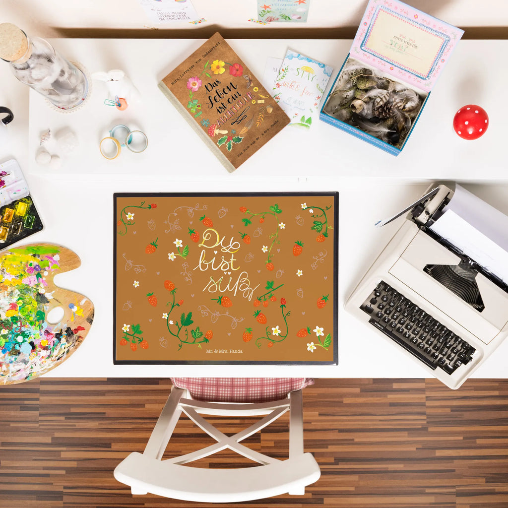 Schreibtischunterlage Erdbeeren Du bist süß Schreibtisch Unterlagen, Bürobedarf, Büroartikel, Schreibwaren, Schreibunterlage, Schreibtischauflage, Schreibtischunterlage Groß, Blumen Deko, Frühlings Deko, Sommer Deko, Dekoration, positive Botschaft, Naturliebhaber, Outdoor, Natur, Abenteuer, Geschenk Freundin, Liebe Zitat, Liebe Spruch, Geschenk Partner, Kompliment, Erdbeere, Jahrestag, süß, Du bist süß, Deko