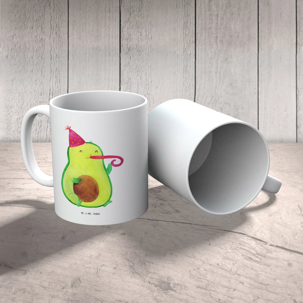 Mug avocado Celebration Henkeltasse, Henkelbecher, Kaffeebecher, Trinktasse, Bürobecher, Frühstückstasse, Mug, kaffeebecher keramik, kaffeetasse keramik, Kakaotasse, heißgetränkebecher, Tasse mit Motiv, Keramiktasse, Coffee Mug, Geschenktasse, Pott, tasse für kaffee, Kaffeepott, Bürotasse, haferl, schöne tasse, milchkaffeetasse, Tasse mit Spruch, kaffeetasse bedruckt, Becher, Tasse, tasse für büro, Trinkbecher, Designtasse, design tasse, Dekotasse, Teetasse, Motivtasse, Frühstücksbecher, Keramikbecher, Sprüchetasse, Kaffeetasse, Bedruckte Tasse, kaffeebecher bedruckt, Teebecher, statement tasse, hochwertige tasse, Teepott, Vegan, Avocado, Veggie, Gesund, Party, Feierlichkeit, Gute Laune, Geburtstag, Feier, Tröte, Fete