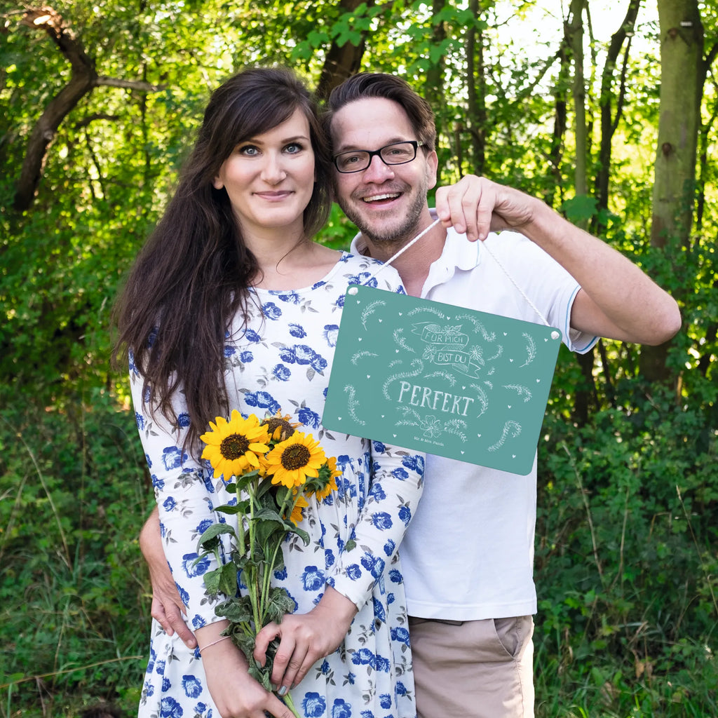 Deko Schild Für mich bist du perfekt Dekoschild Groß, Dekos child Für Garten, Deko schild Landhausstil, Metallschild, Holzschild, Dekoschild Aus Holz, Deko schild Mit Lebensweisheit, Lustiges Deko schild, Dekoschild, Deko schild Mit Blumenmotiv, Schild Aus Holz, Deko schild Modern, Schild Zum Aufstellen, Deko schild Für Wohnzimmer, Deko schild Mit Herz, Deko schild Für Balkon, Dekoschild Geschenk, Deko schild Für Küche, Schild Aus Metall, Deko schild Mit Spruch, Dekoschild Für Freunde, Wandschild, Dekoschild Für Badezimmer, Dekoschild Zum Aufhängen, Dekoschild Für Flur, Deko Wandtafel, Dekoschild Für Familie, Türschild Mit Spruch, Dekoschild Handgemacht, Shabby Chic Schild, Dekoschild Klein, Wanddeko Schild, Vintage Schild, Deko schild Liebevoll Gestaltet, Rustikales Deko schild, Schild Zum Hinstellen, Deko schild Mit Motiv, Türschild, Deko Schild, Spruchschild, Blumen Deko, Frühlings Deko, Sommer Deko, Dekoration, positive Botschaft, Naturliebhaber, Outdoor, Natur, Abenteuer, Hochzeitstag, Freund Geschenk, Geschenk Jahrestag, Liebe spruch, Freundin Geschenk, Traummann, Partner Geschenk, Traumfrau