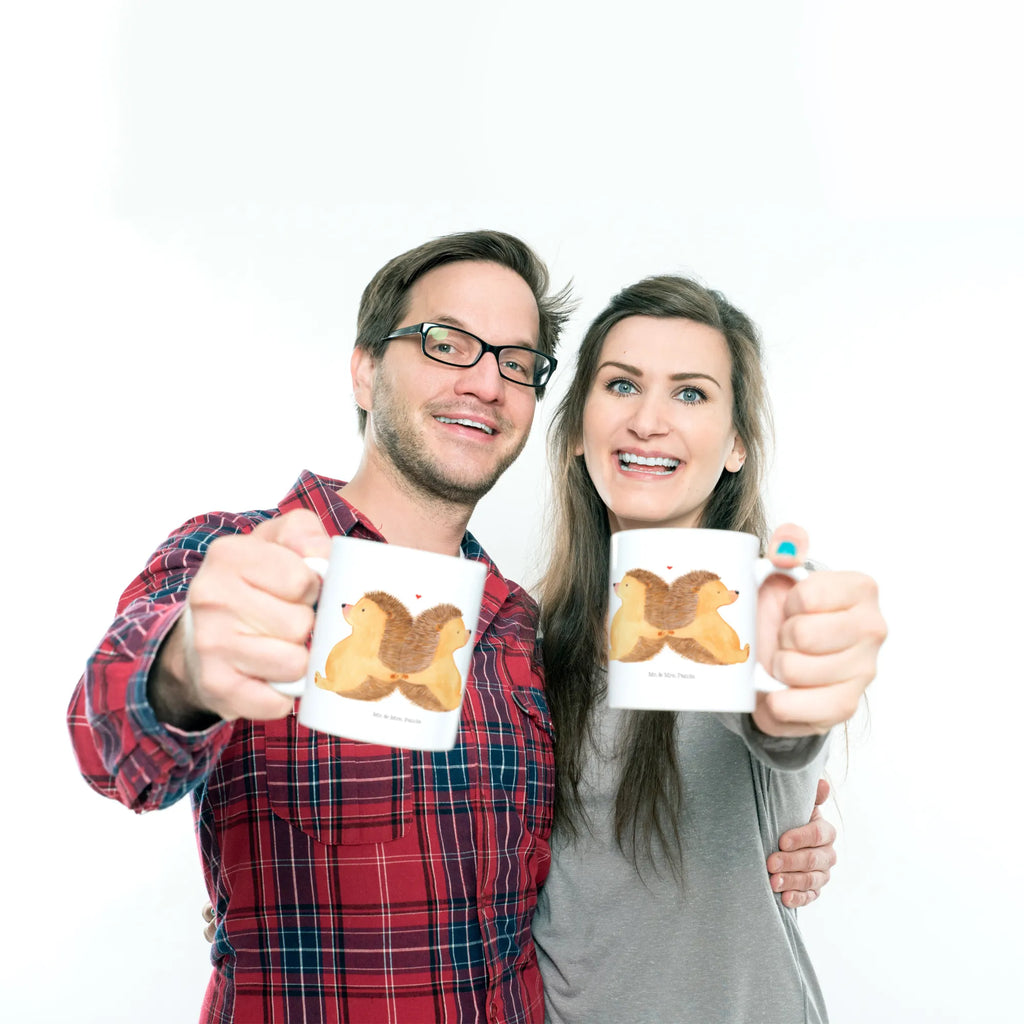 Kubek Jeże trzymające się za łapki Keramiktasse, Geschenktasse, Teetasse, Tasse mit Motiven, Kaffeetasse, Tasse mit Zitaten, Porzellantasse, Tasse, Bürotasse, Liebe, Partner, Freund, Freundin, Ehemann, Ehefrau, Heiraten, Verlobung, Heiratsantrag, Liebesgeschenk, Jahrestag, Hocheitstag, große Liebe, Liebesbeweis, Igel, Gemeinsamkeit, Liebesbotschaft, Love, Lieblingsmensch, Hand in Hand, Geschenk für zwei, Igelliebe, Hochzeit